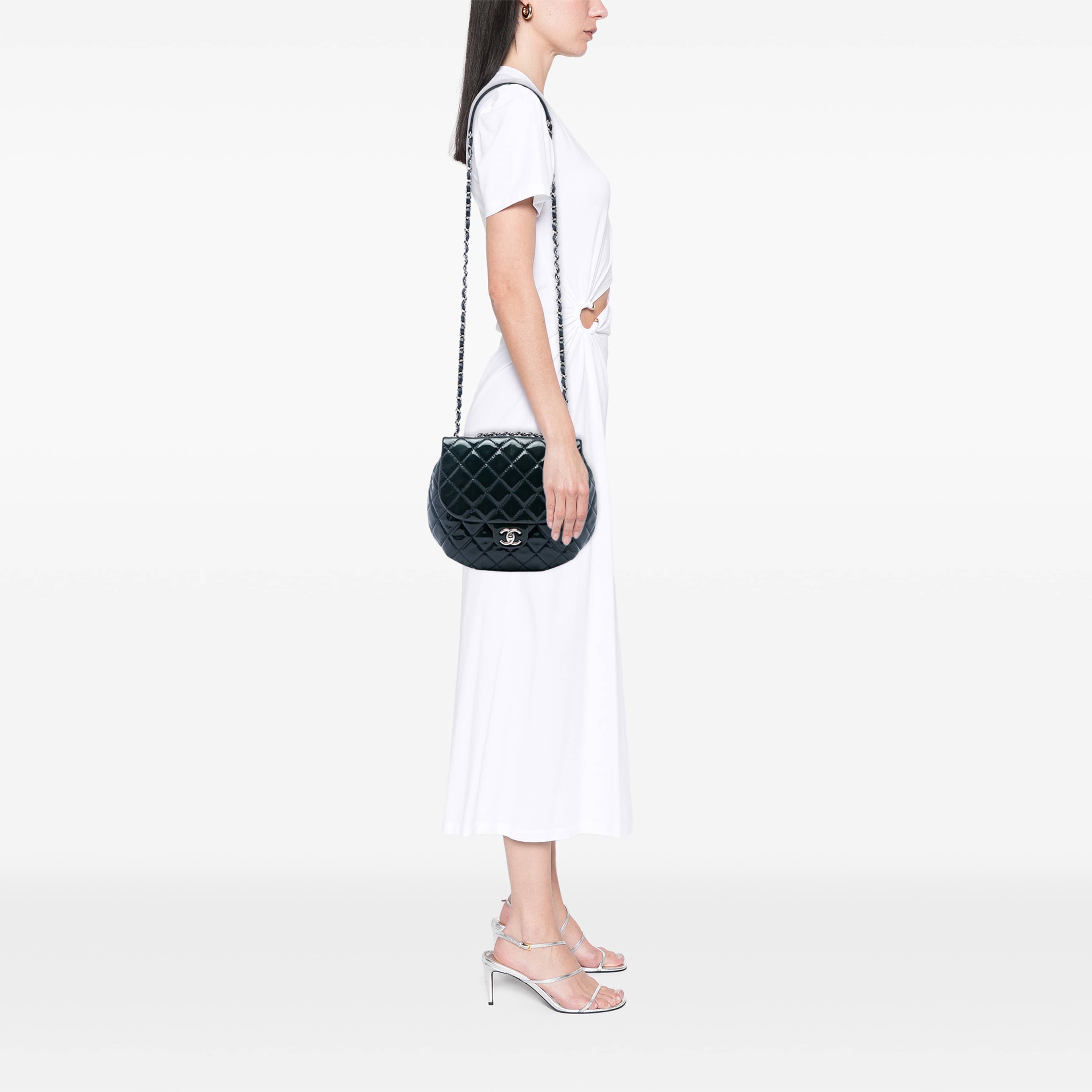 Chanel Medium Quilted Patent Bubble Cc Flap, från Luxclusif, i färgen grön. Klicka för att öppna bilden i stort format