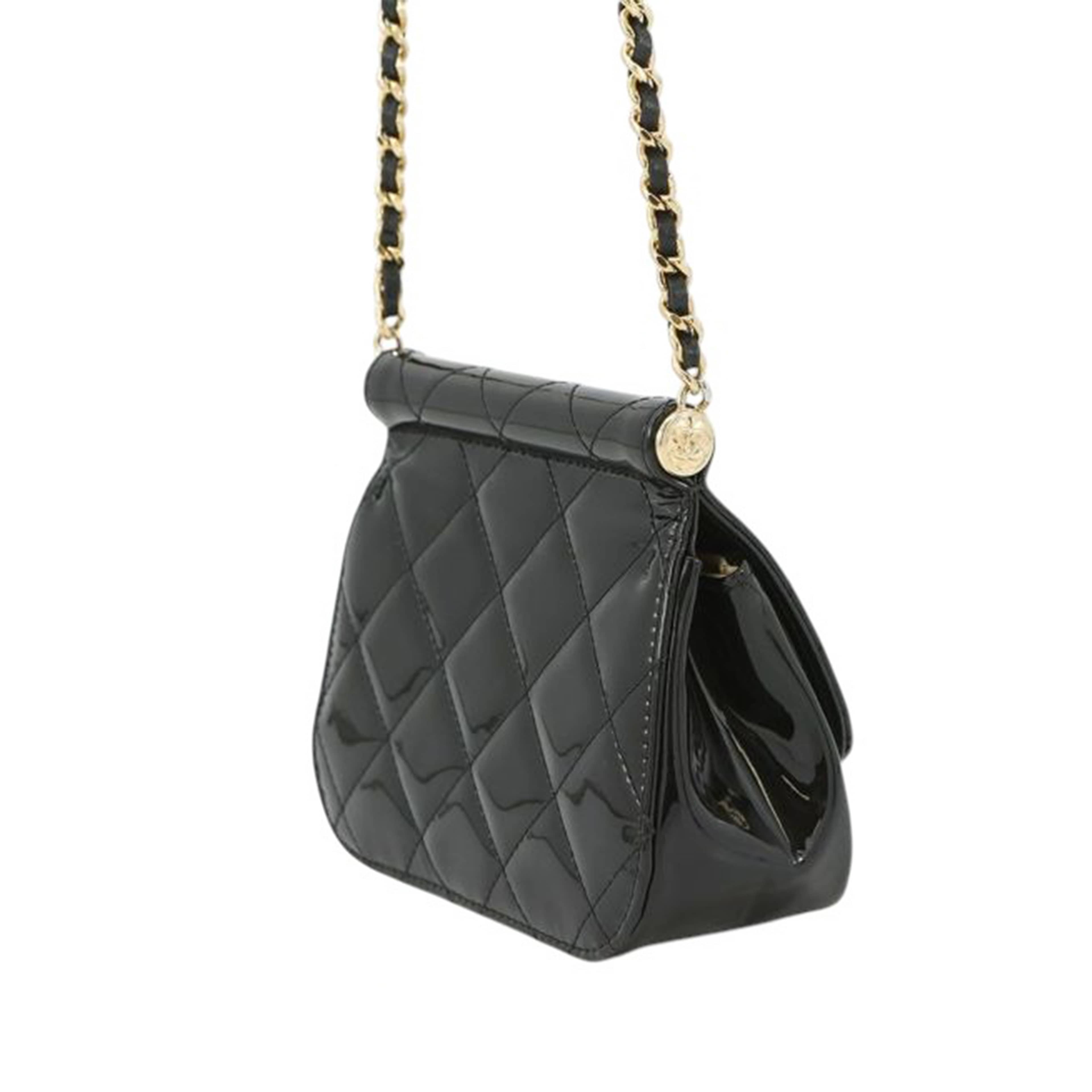 Chanel Cc Quilted Patent Frame Flap Clutch With Chain, från Luxclusif, i färgen black. Klicka för att öppna bilden i stort format