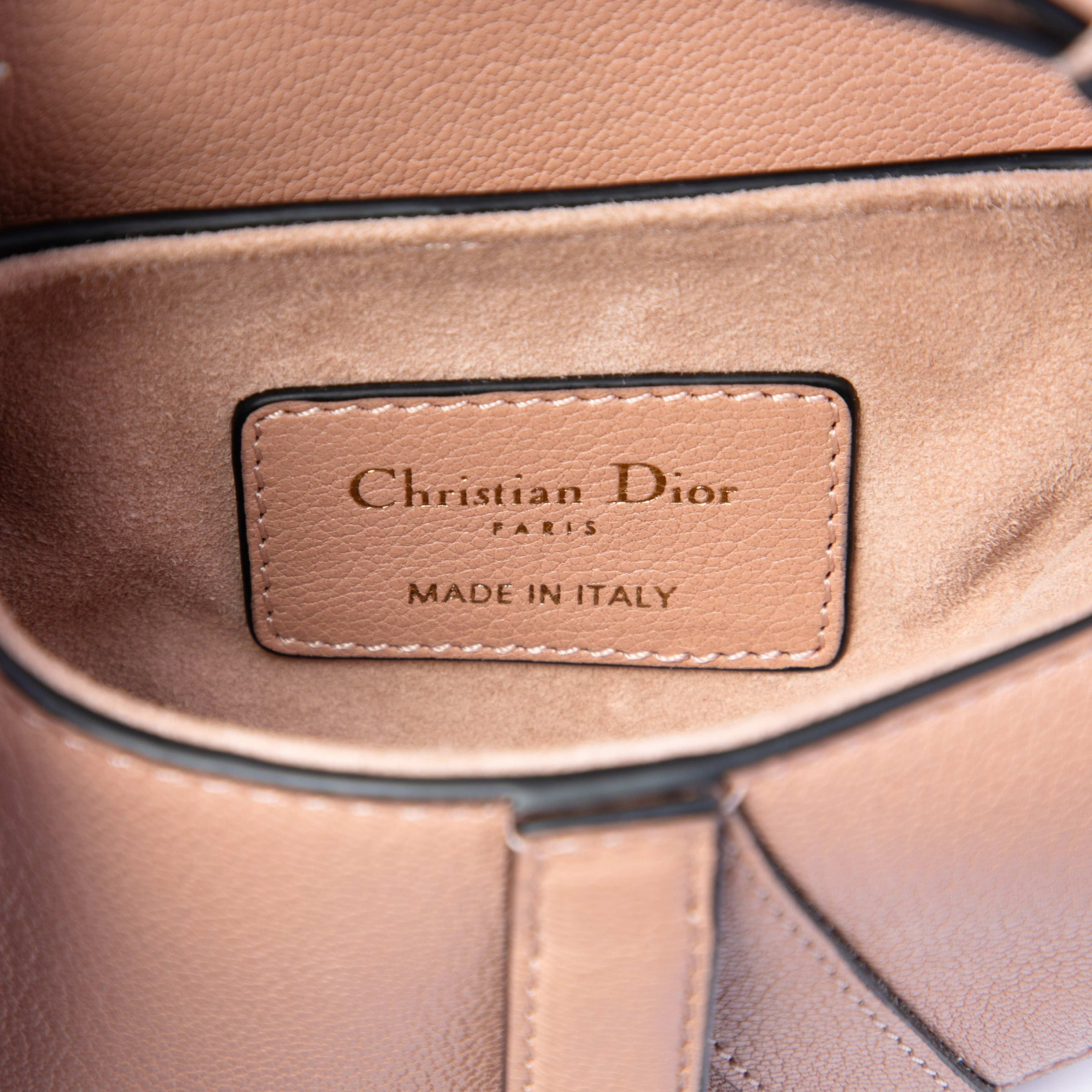 Dior Micro Goatskin Saddle Bag, från Luxclusif, i färgen nude. Klicka för att öppna bilden i stort format
