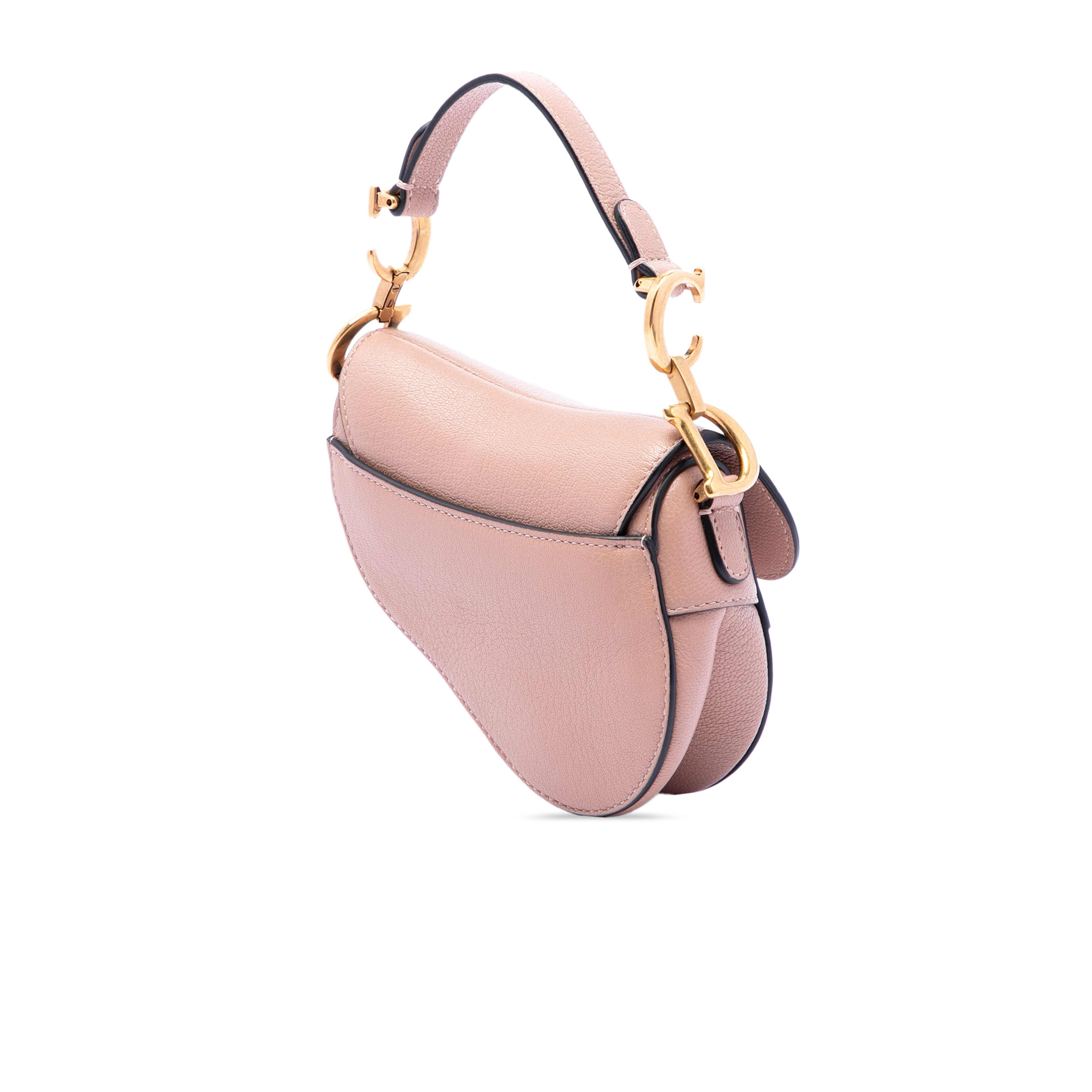 Dior Micro Goatskin Saddle Bag, från Luxclusif, i färgen brun. Klicka för att öppna bilden i stort format