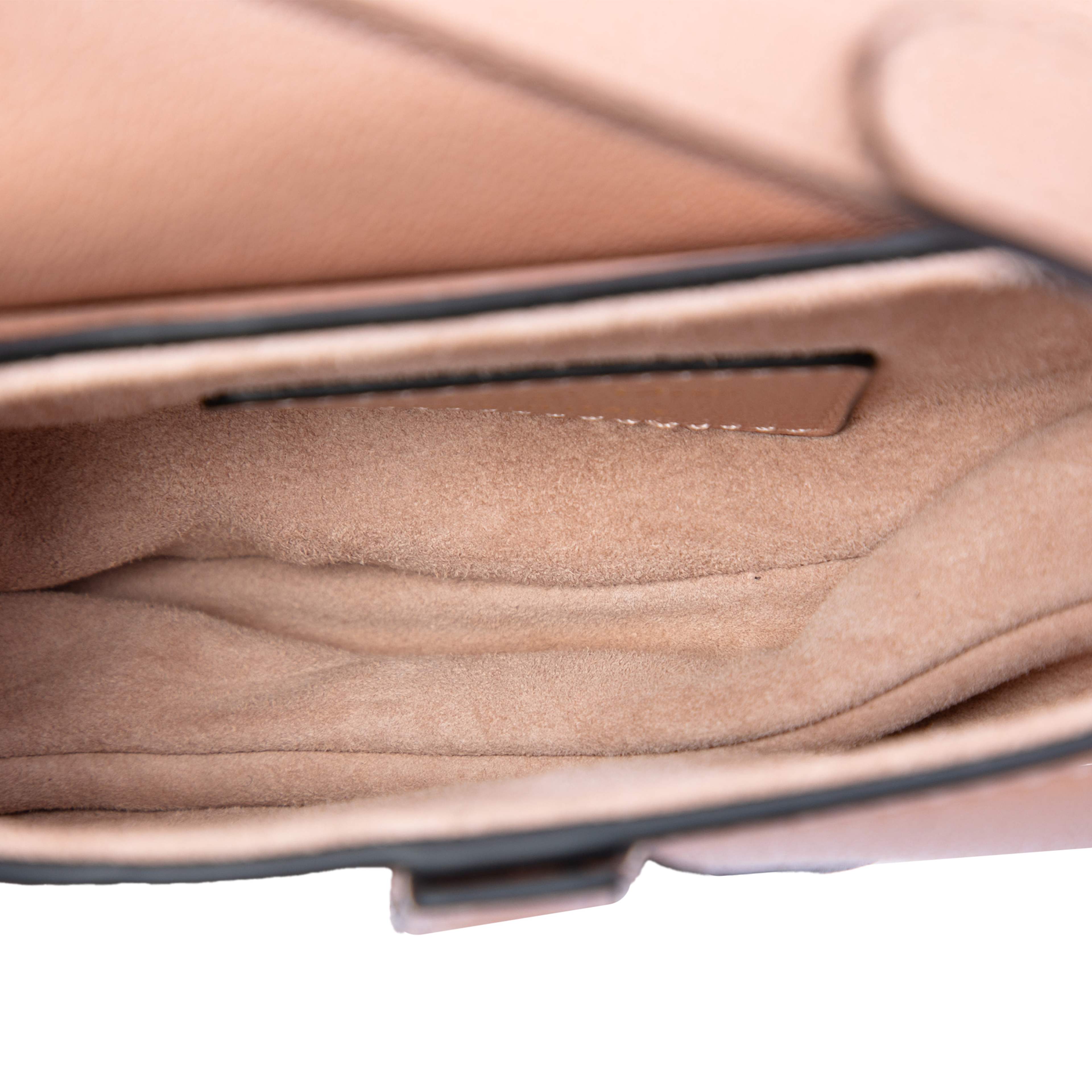Dior Micro Goatskin Saddle Bag, från Luxclusif, i färgen nude. Klicka för att öppna bilden i stort format