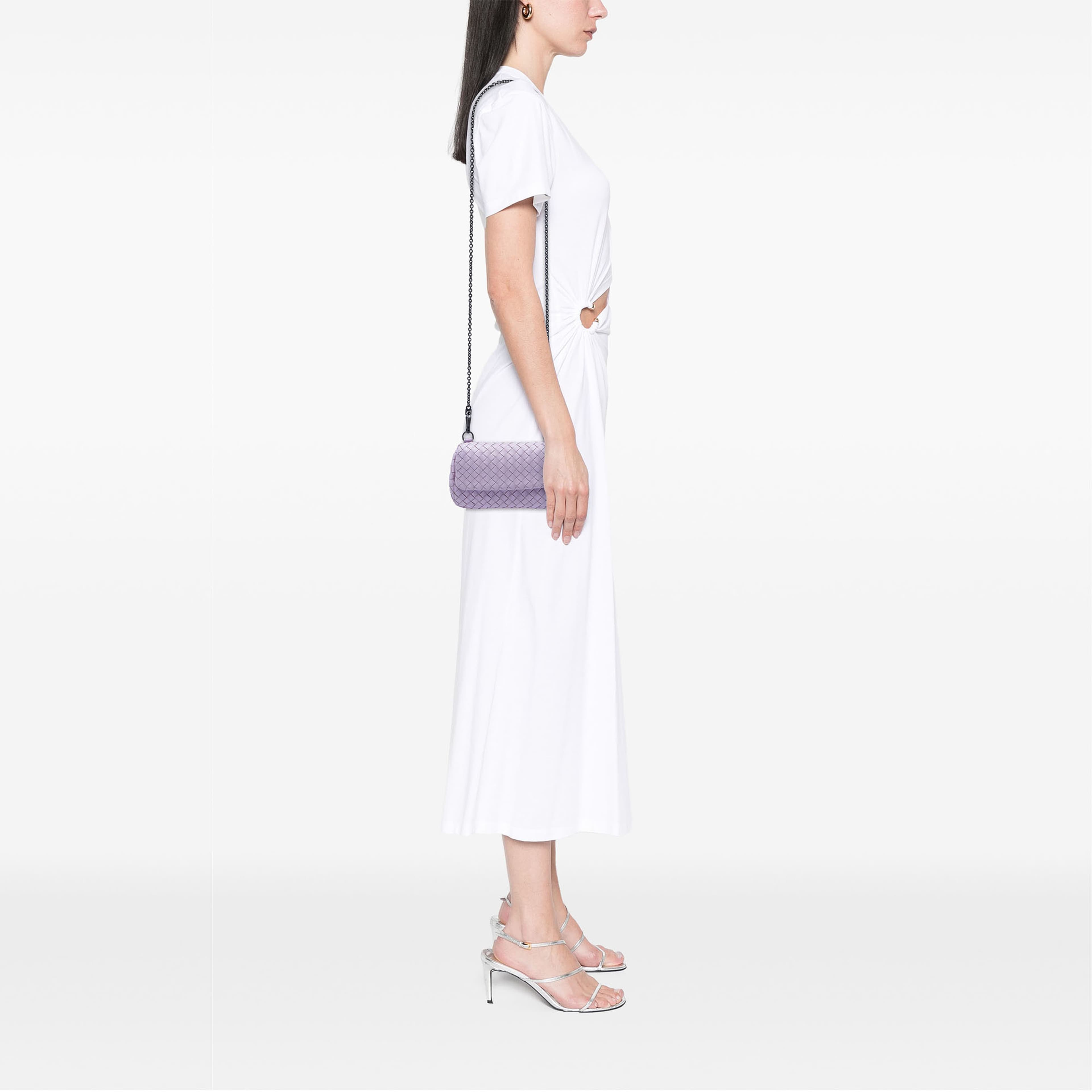 Bottega Veneta Mini Nappa Intrecciato Expandable Chain Flap Crossbody, från Luxclusif, i färgen purpur. Klicka för att öppna bilden i stort format