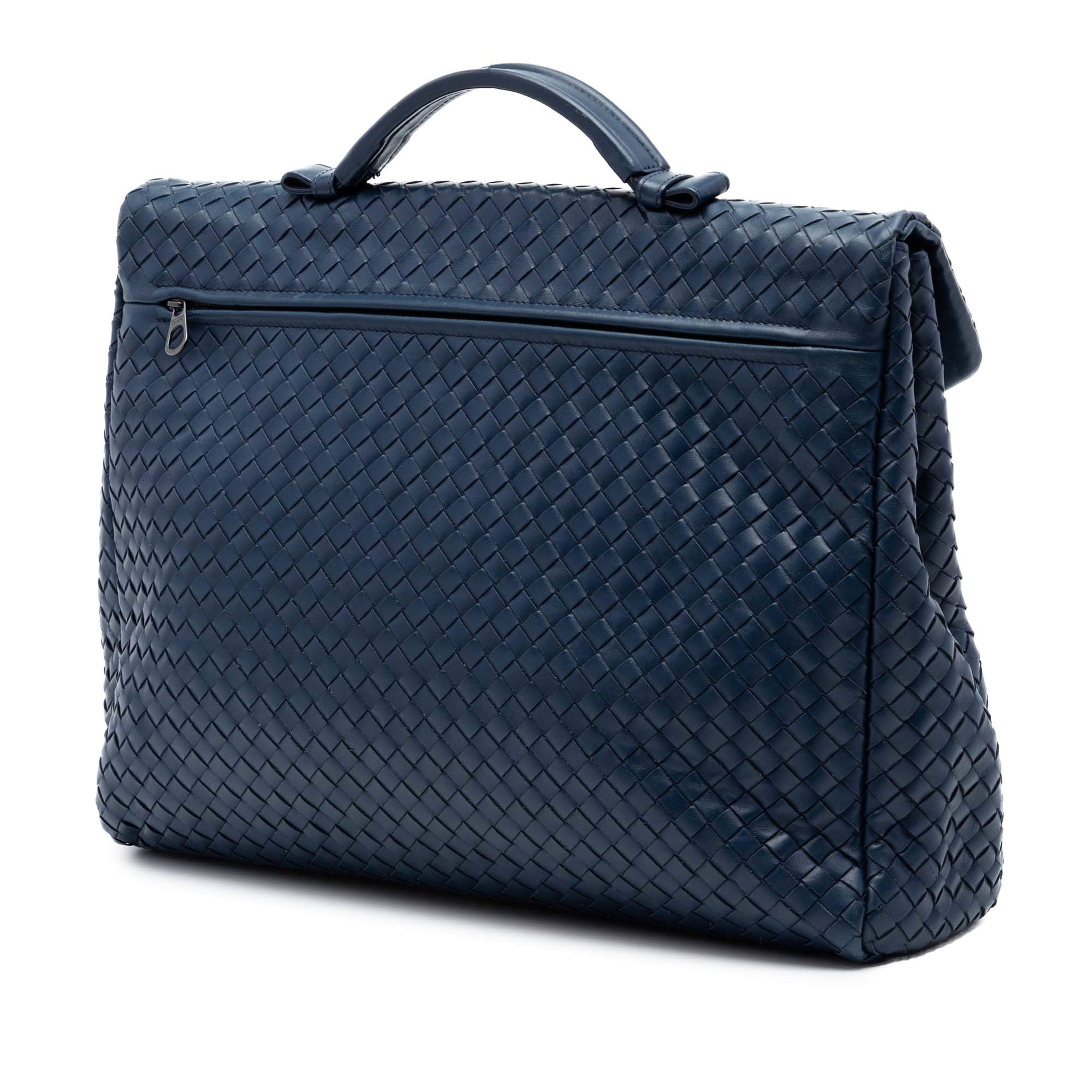 Bottega Veneta Nappa Intrecciato Briefcase, från Luxclusif, i färgen navy. Klicka för att öppna bilden i stort format