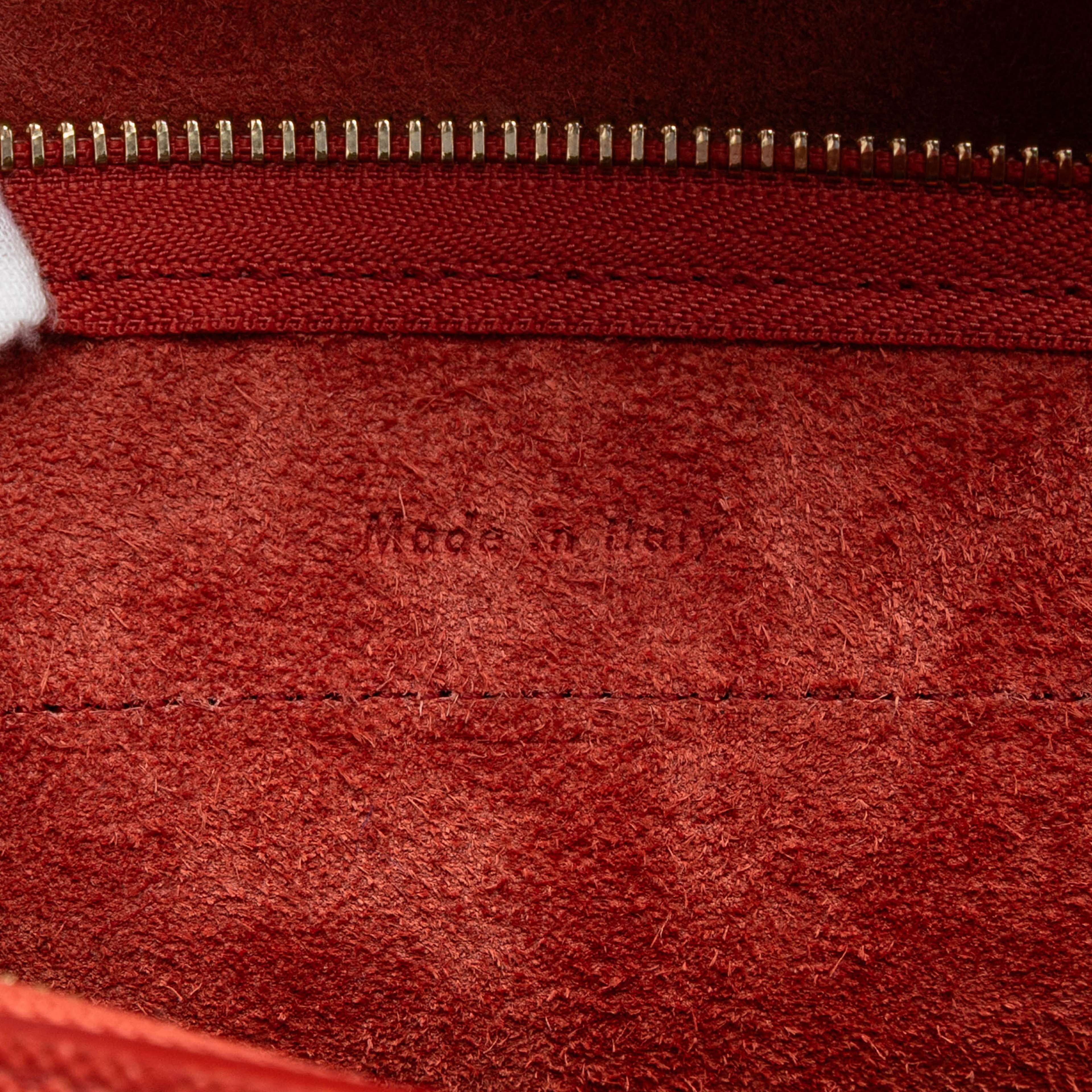 Celine Nano Grained Calfskin Belt Bag, från Luxclusif, i färgen red. Klicka för att öppna bilden i stort format