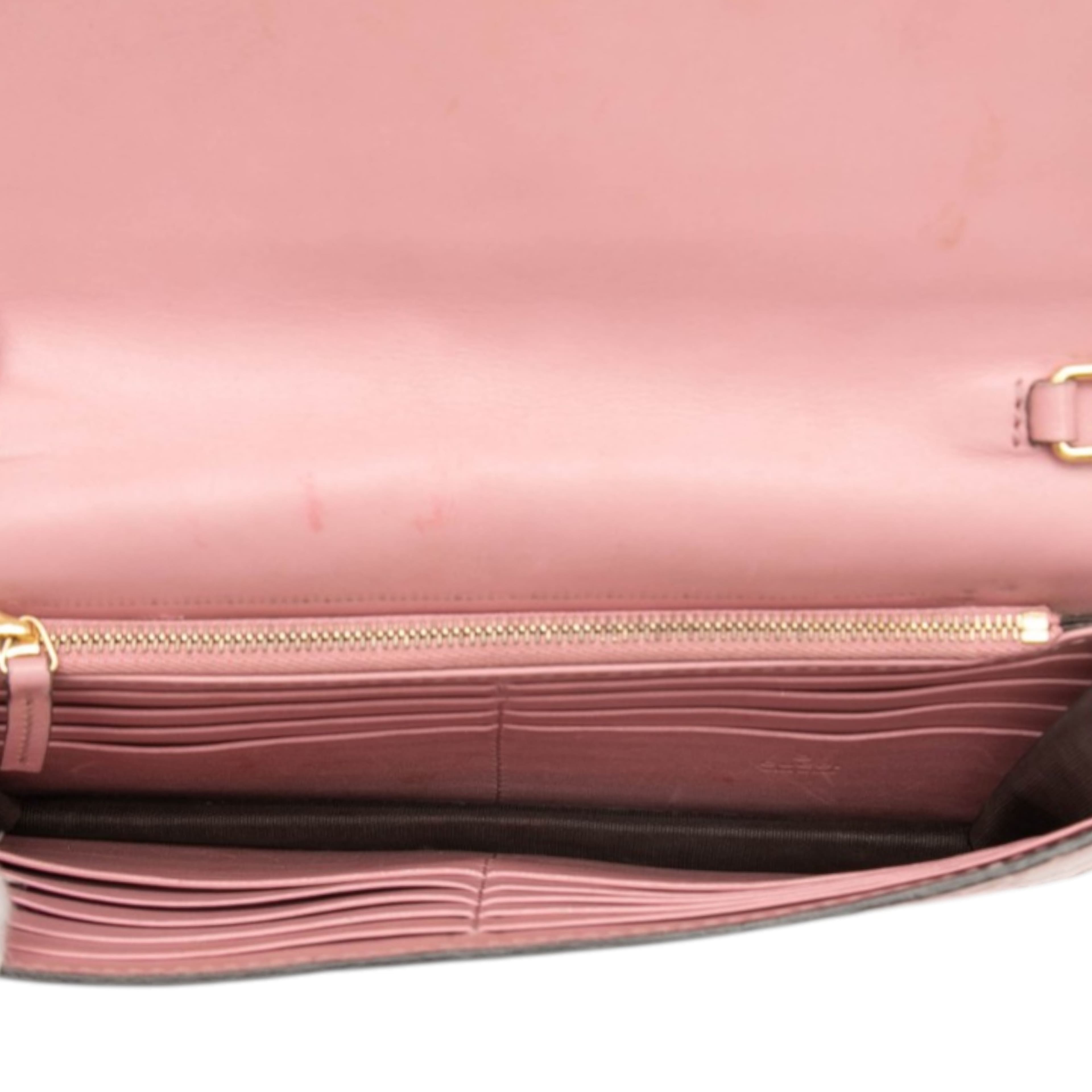 Gucci Guccissima Interlocking G Wallet On Chain, från Luxclusif, i färgen pink. Klicka för att öppna bilden i stort format
