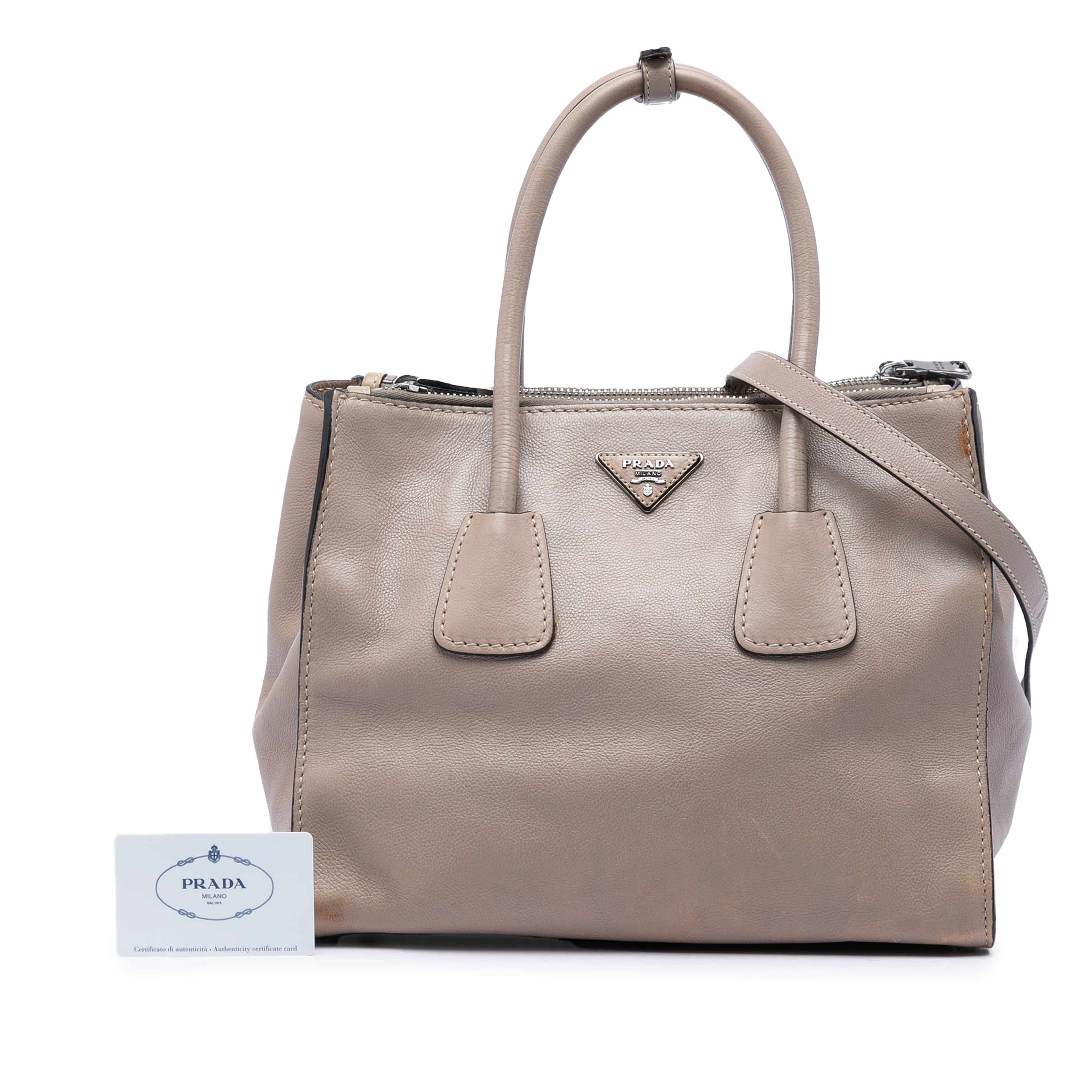 Prada Glace Calf Twin Pocket Double Handle Satchel, från Luxclusif, i färgen beige. Klicka för att öppna bilden i stort format