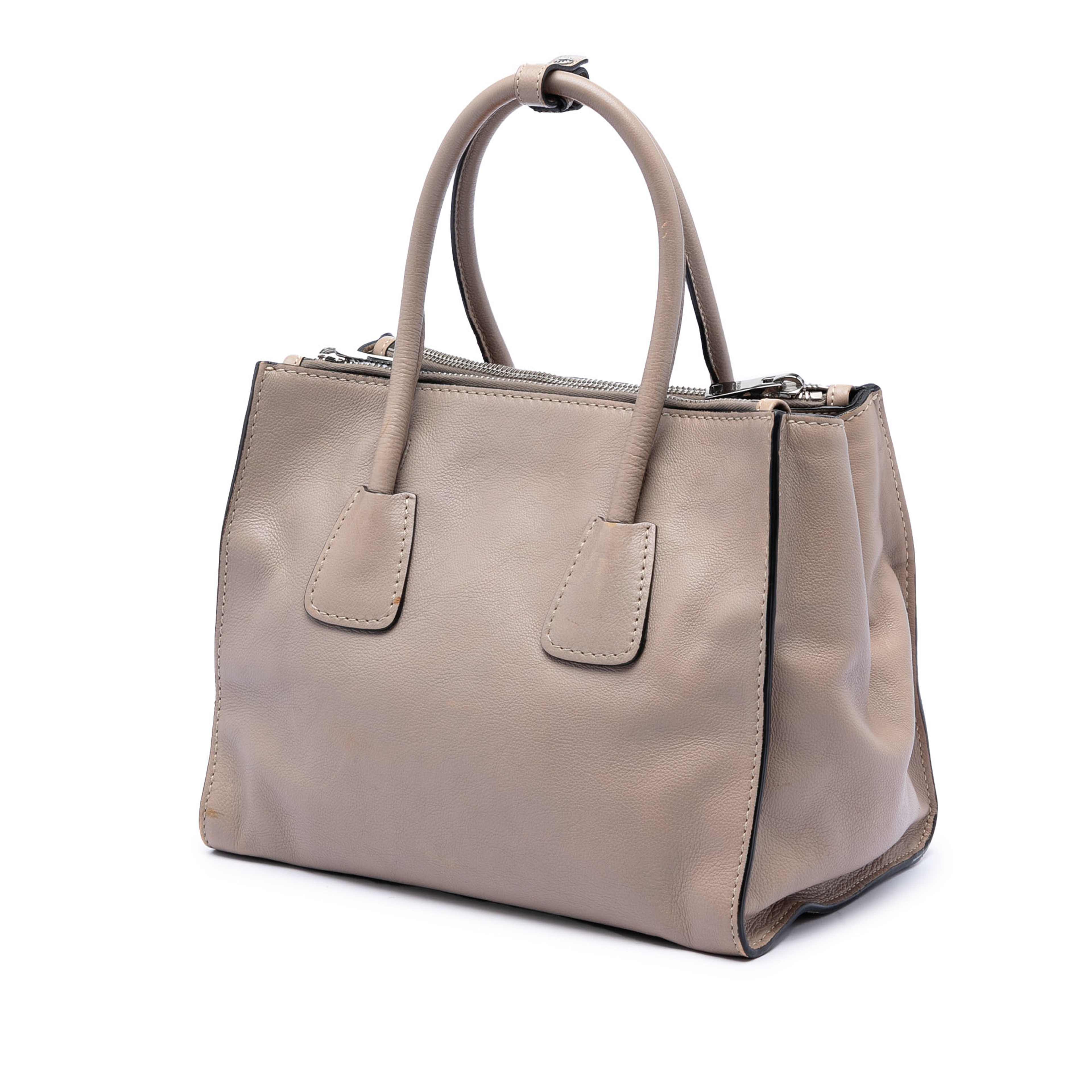 Prada Glace Calf Twin Pocket Double Handle Satchel, från Luxclusif, i färgen beige. Klicka för att öppna bilden i stort format