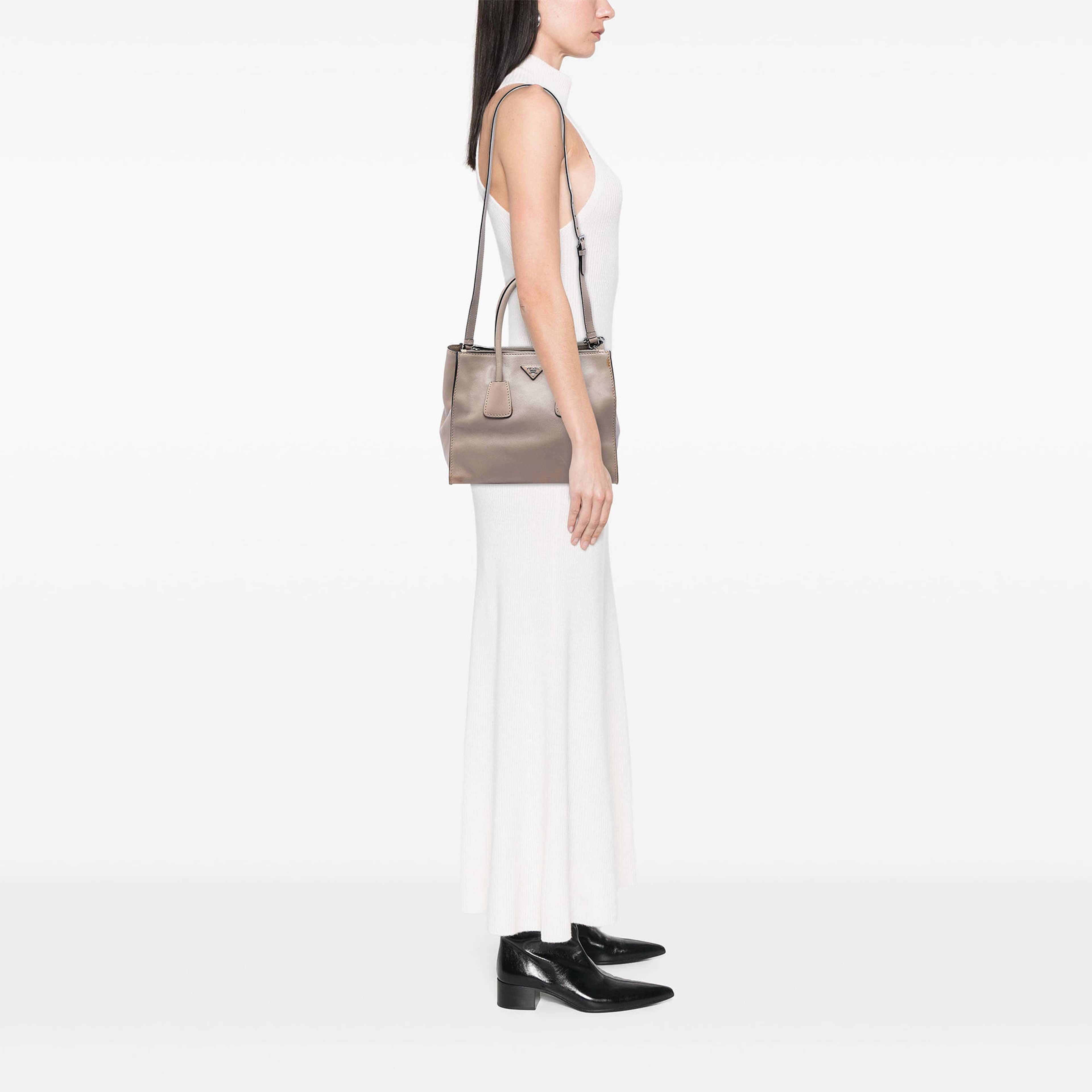 Prada Glace Calf Twin Pocket Double Handle Satchel, från Luxclusif, i färgen beige. Klicka för att öppna bilden i stort format