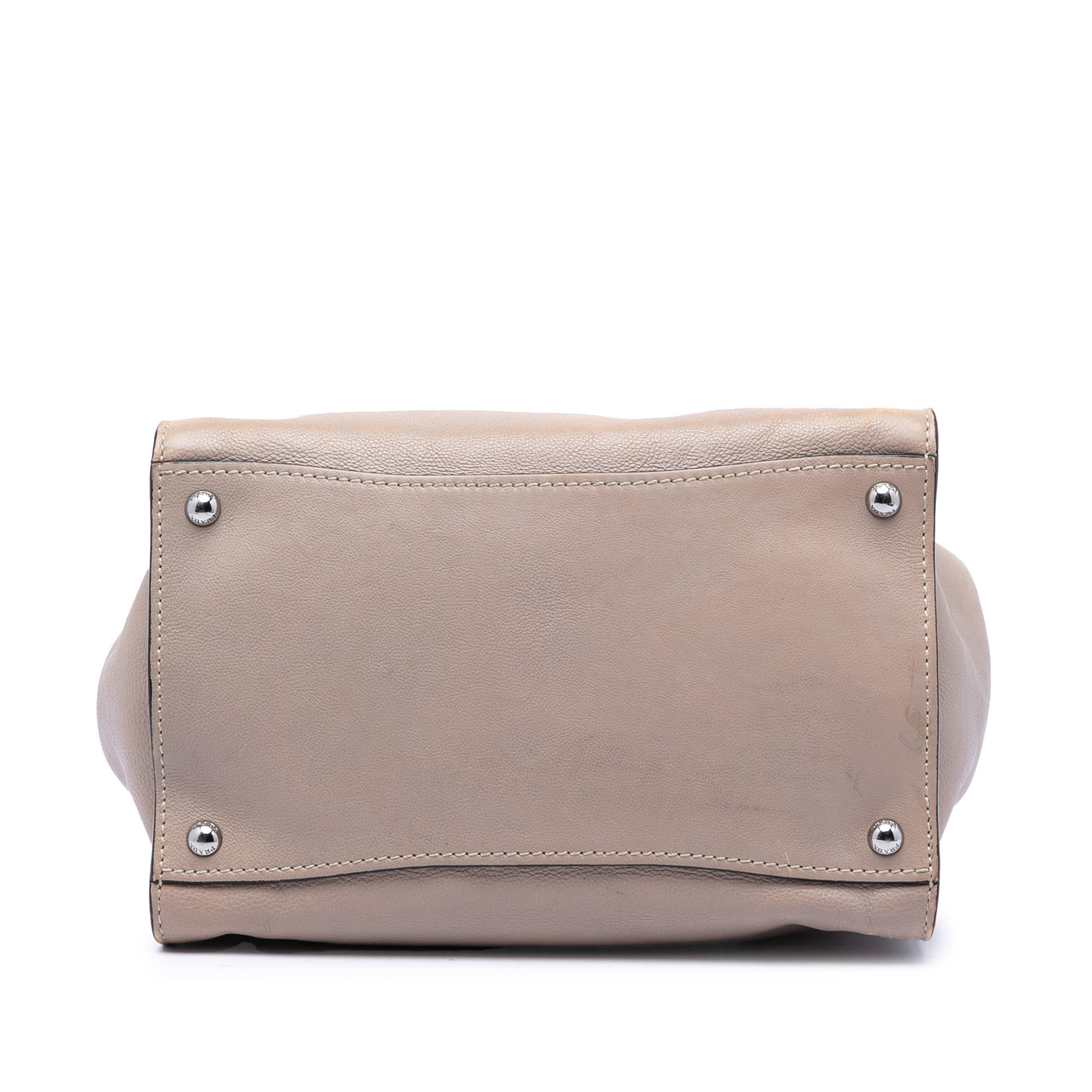 Prada Glace Calf Twin Pocket Double Handle Satchel, från Luxclusif, i färgen beige. Klicka för att öppna bilden i stort format