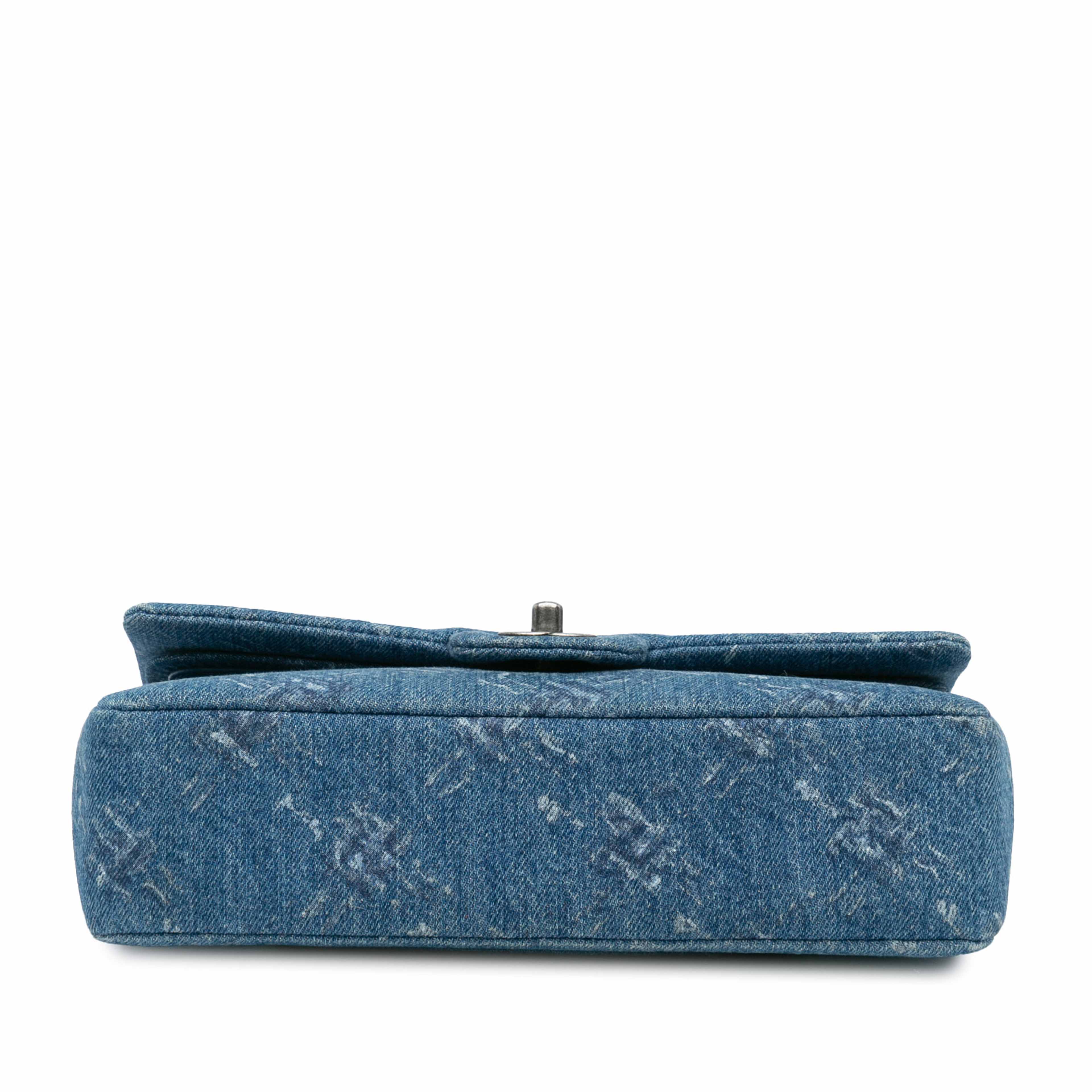 Chanel Medium Classic Printed Denim Double Flap, från Luxclusif, i färgen denim. Klicka för att öppna bilden i stort format