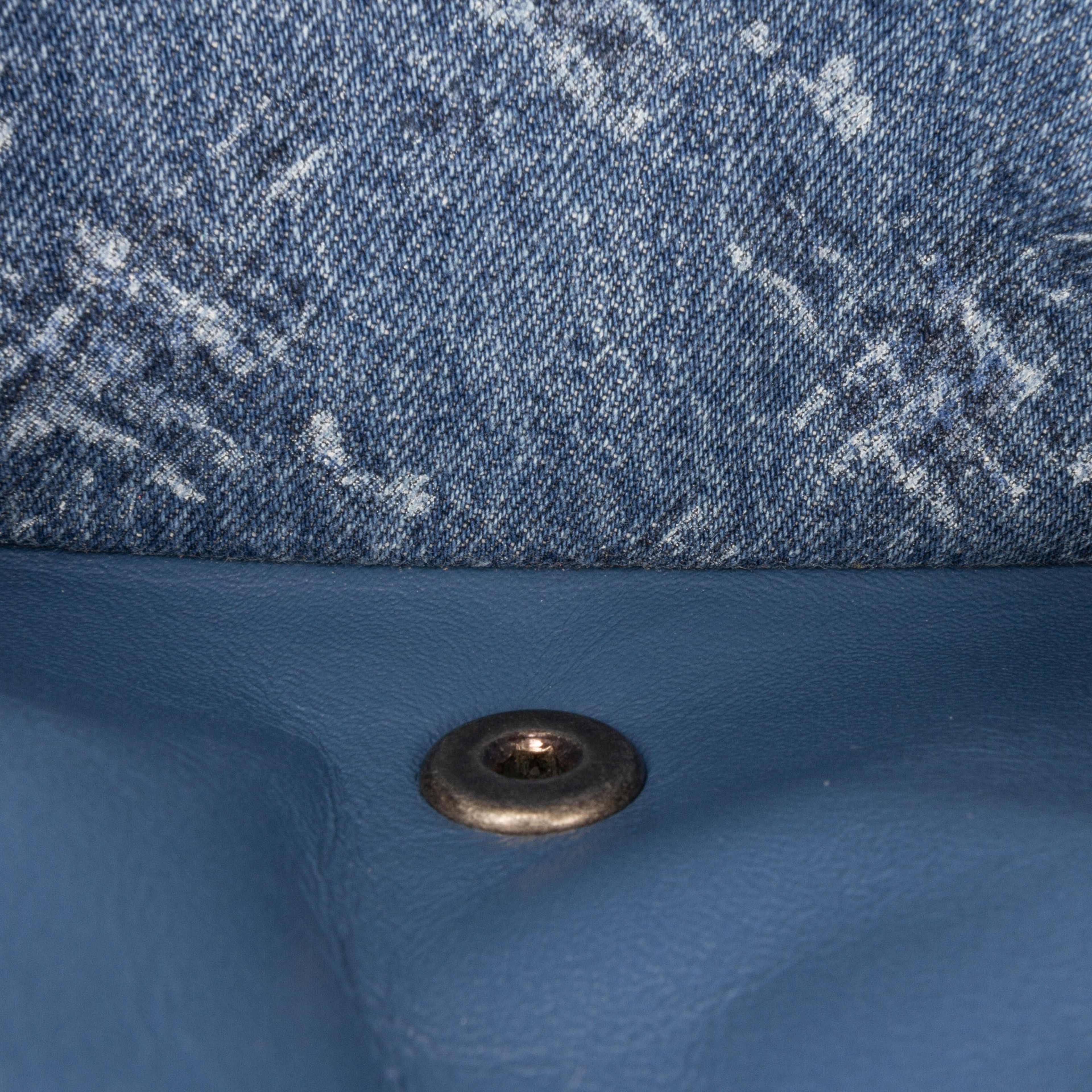 Chanel Medium Classic Printed Denim Double Flap, från Luxclusif, i färgen denim. Klicka för att öppna bilden i stort format