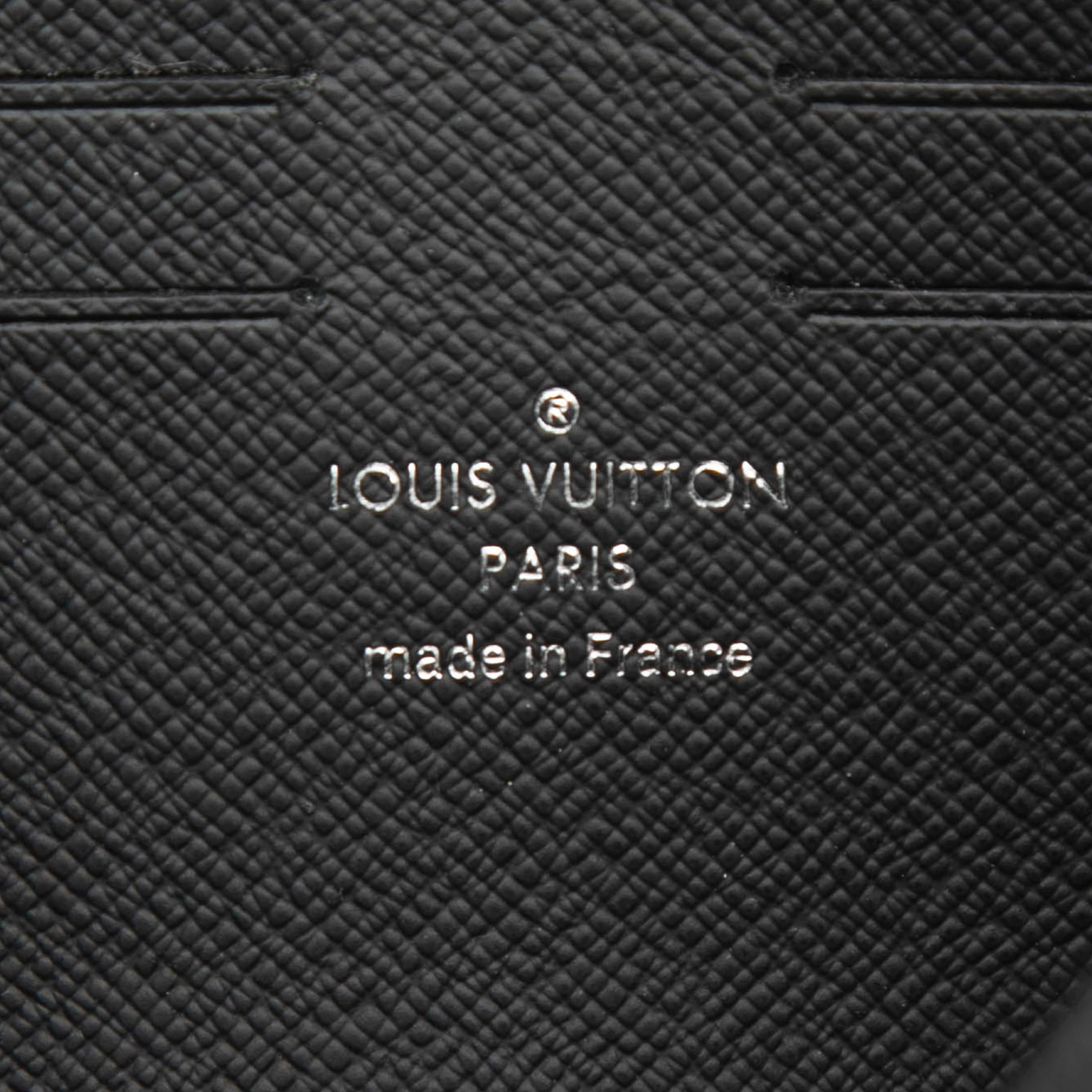 Louis Vuitton Taiga Pochette Kasai, från Luxclusif, i färgen black. Klicka för att öppna bilden i stort format