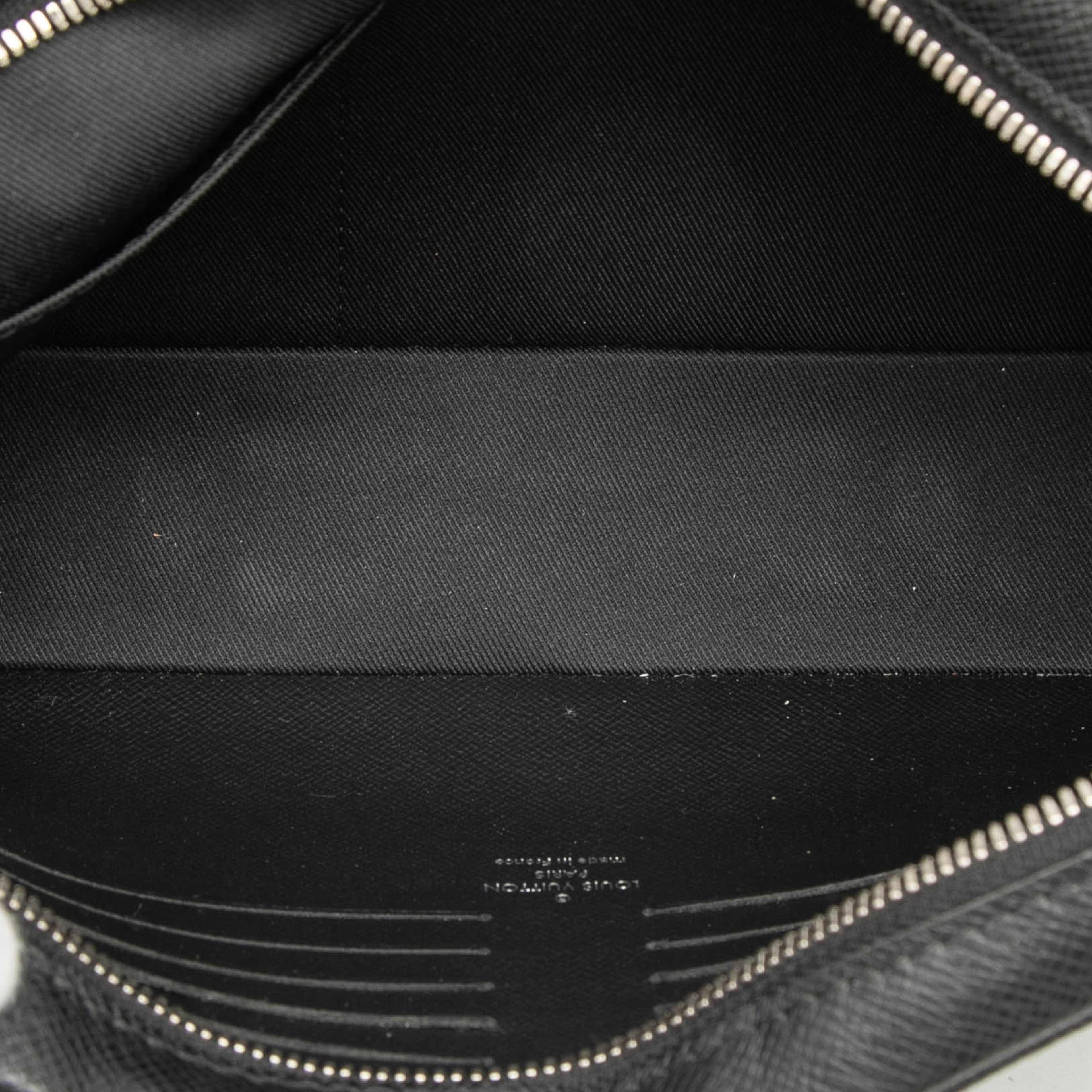 Louis Vuitton Taiga Pochette Kasai, från Luxclusif, i färgen black. Klicka för att öppna bilden i stort format