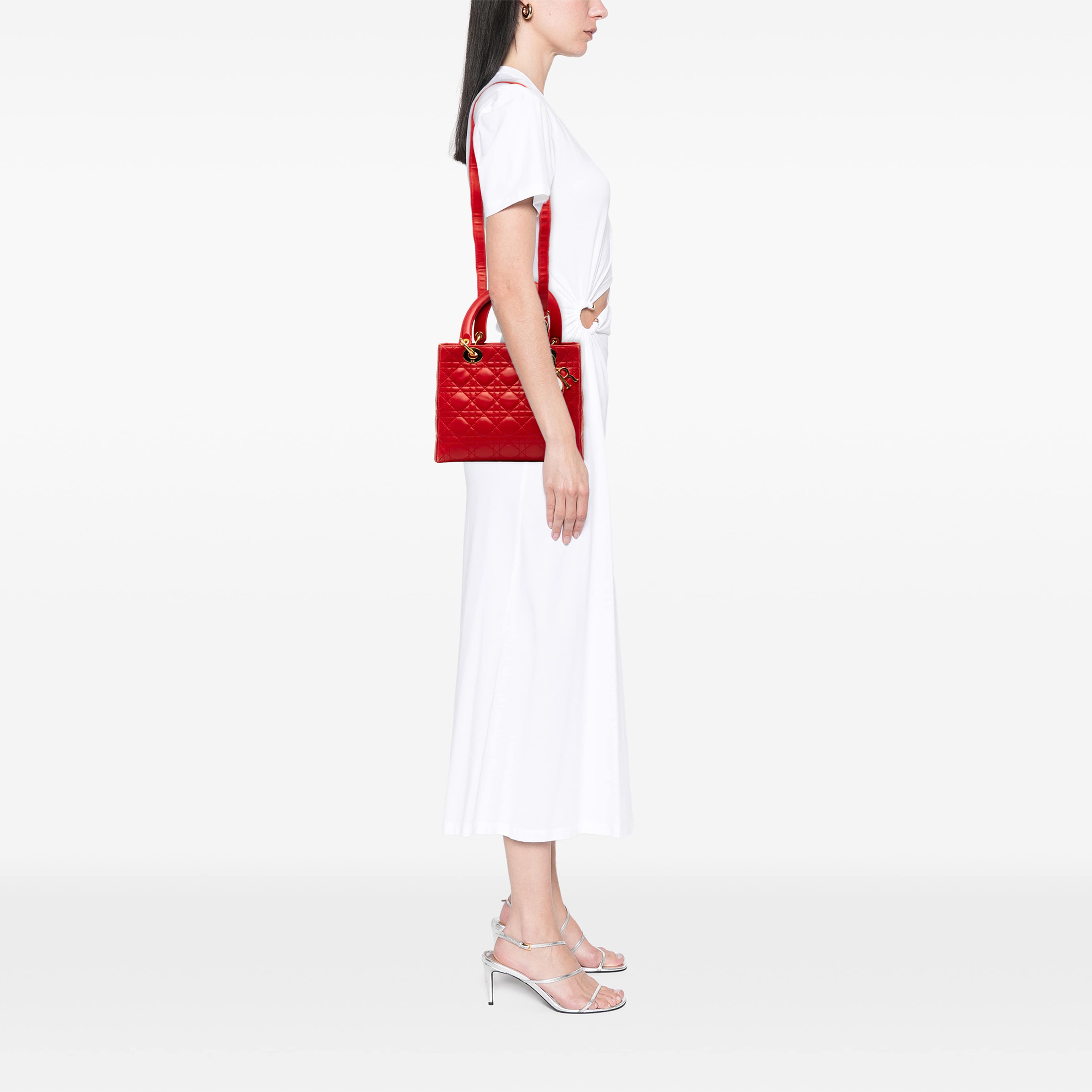 Dior Medium Lambskin Cannage Lady Dior, från Luxclusif, i färgen röd. Klicka för att öppna bilden i stort format