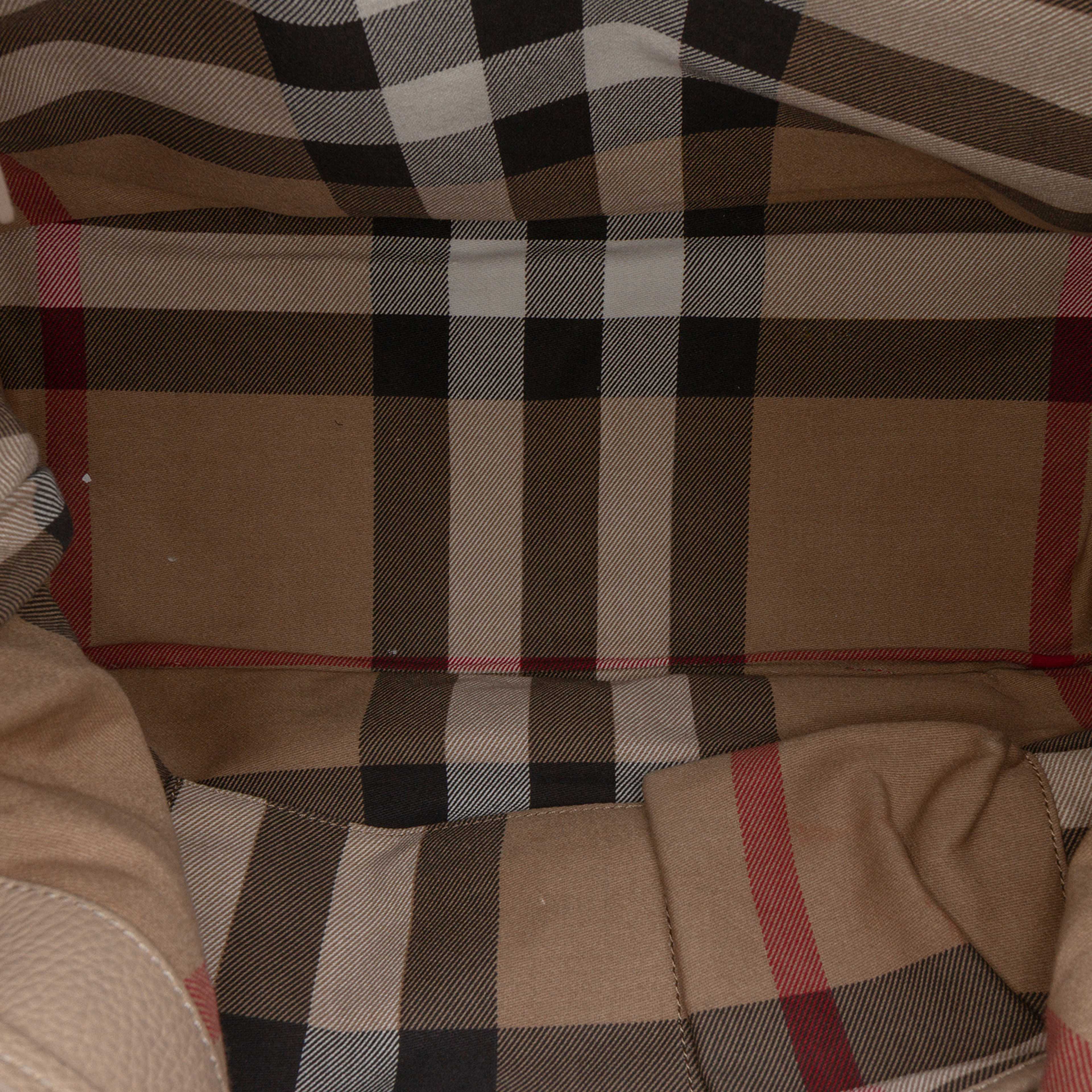 Burberry Leather Trimmed Canvas Drawstring Bucket Bag, från Luxclusif, i färgen beige. Klicka för att öppna bilden i stort format