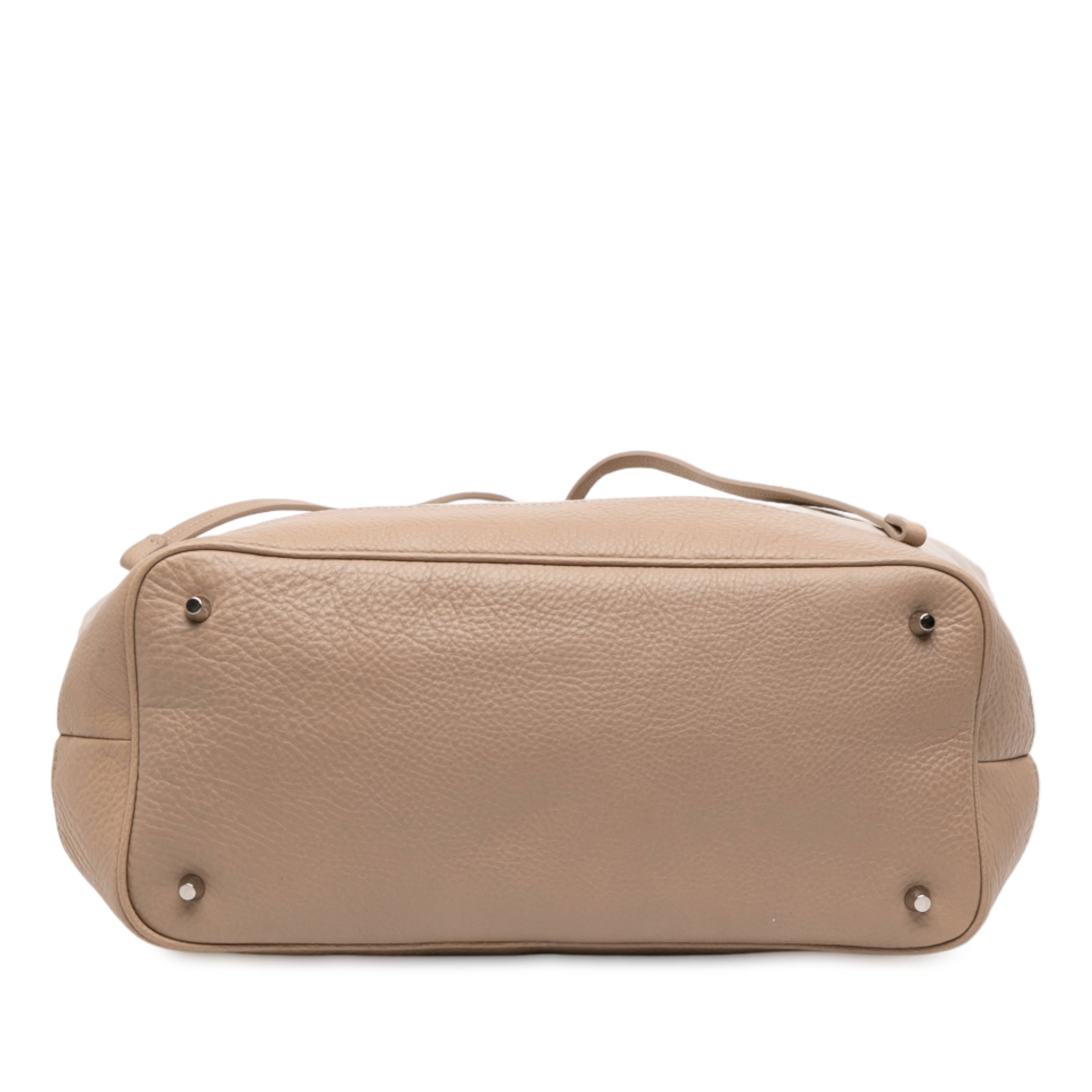 Burberry Leather Trimmed Canvas Drawstring Bucket Bag, från Luxclusif, i färgen beige. Klicka för att öppna bilden i stort format