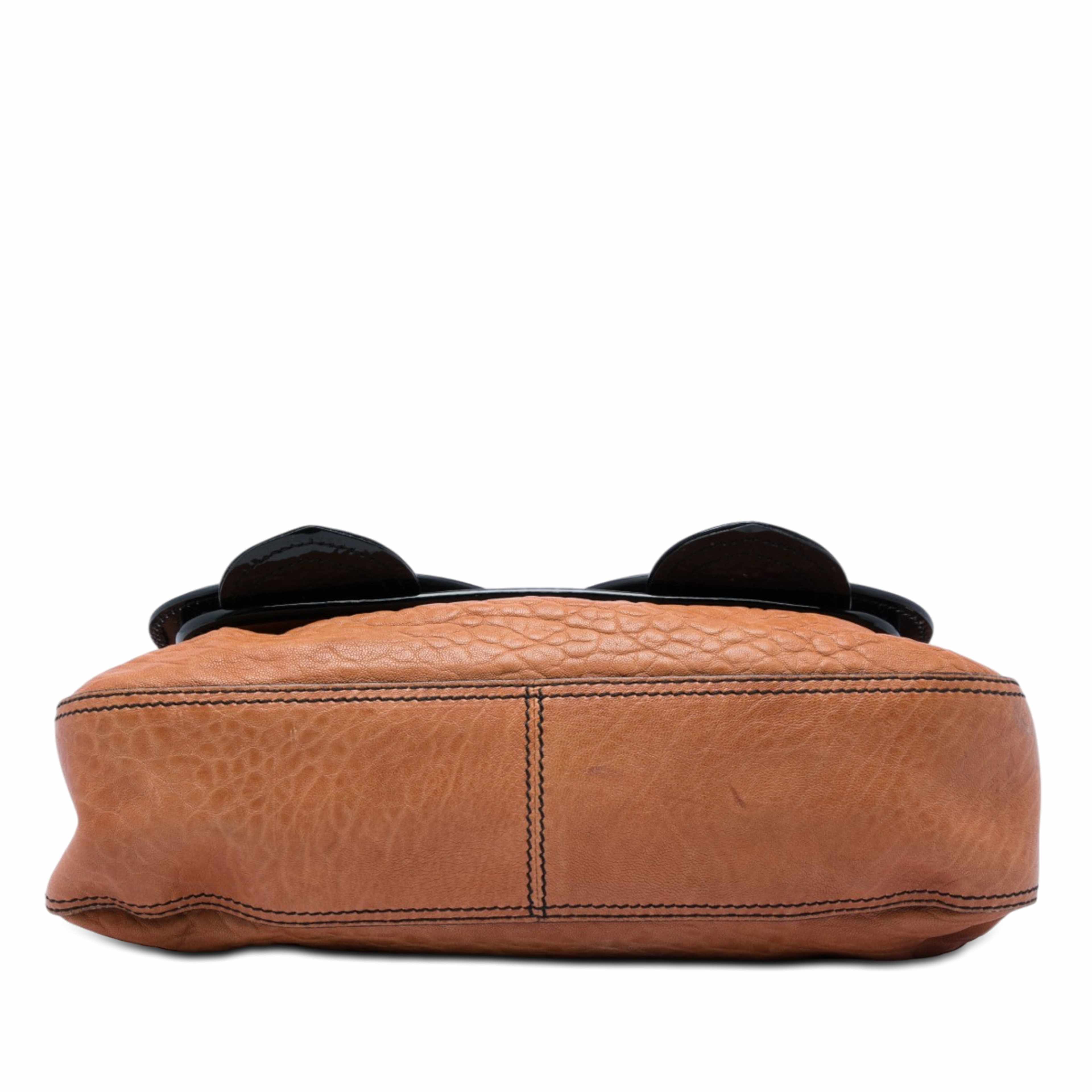 Fendi Medium Leather B Bag Top Handle Bag, från Luxclusif, i färgen svart. Klicka för att öppna bilden i stort format
