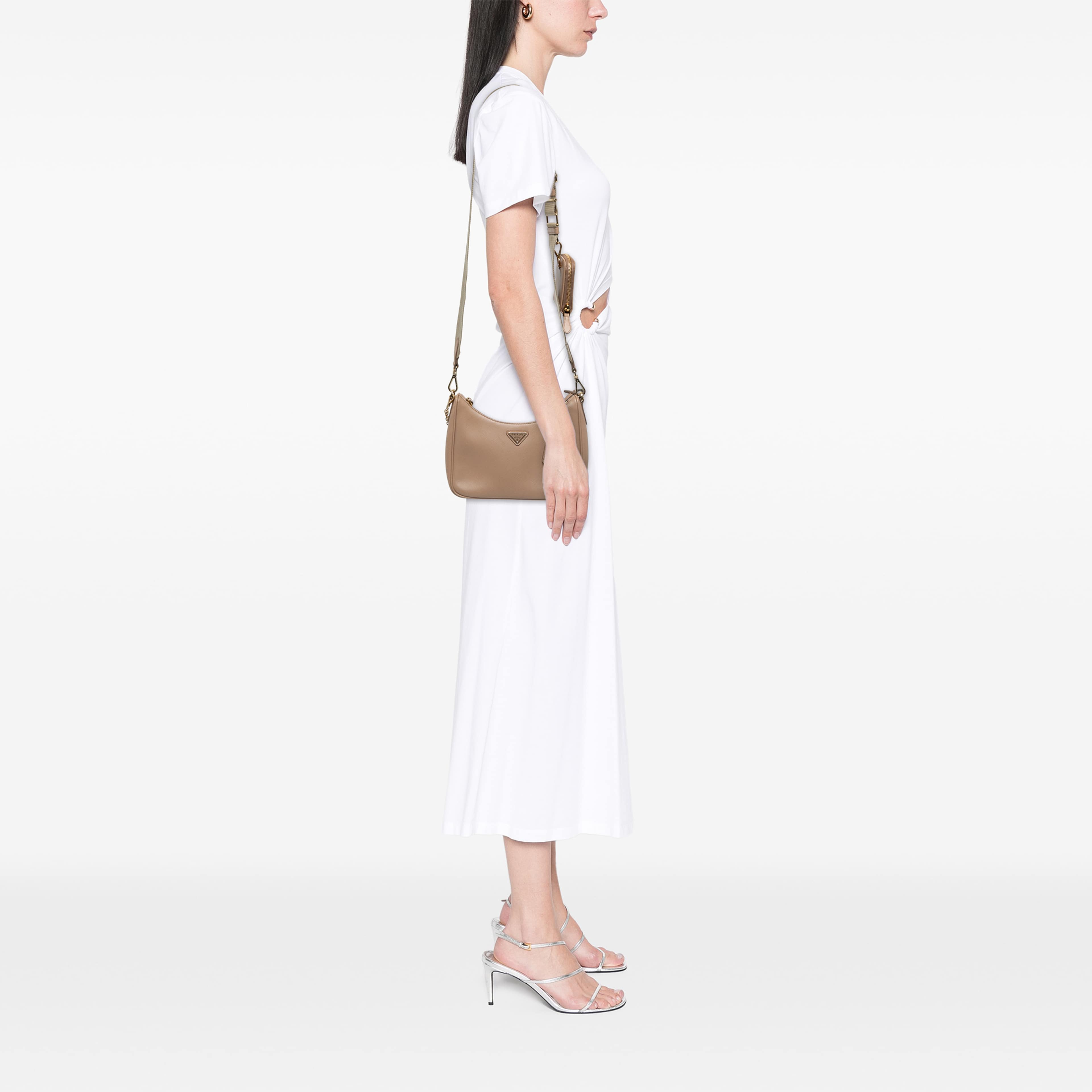 Prada Saffiano Lux Re Edition 2005 Satchel, från Luxclusif, i färgen beige. Klicka för att öppna bilden i stort format