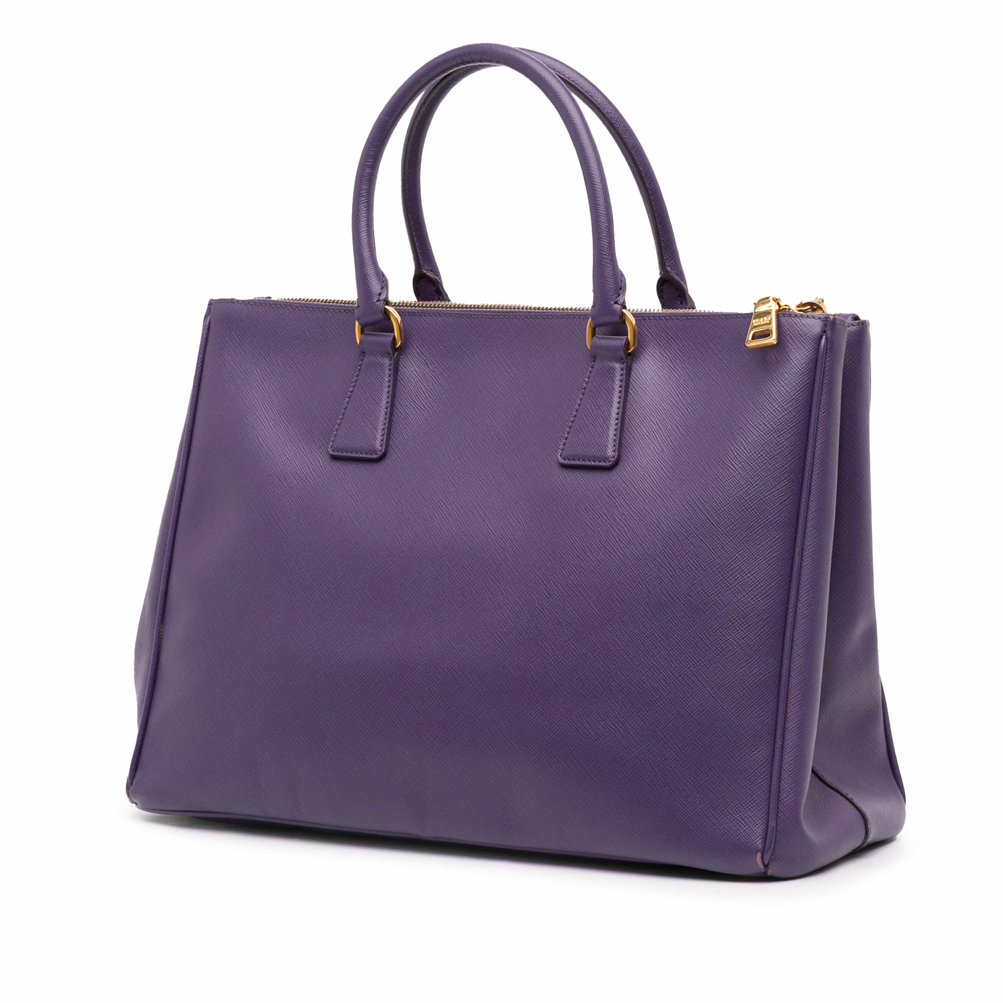 Prada Large Saffiano Lux Galleria Double Zip Satchel, från Luxclusif, i färgen violet. Klicka för att öppna bilden i stort format