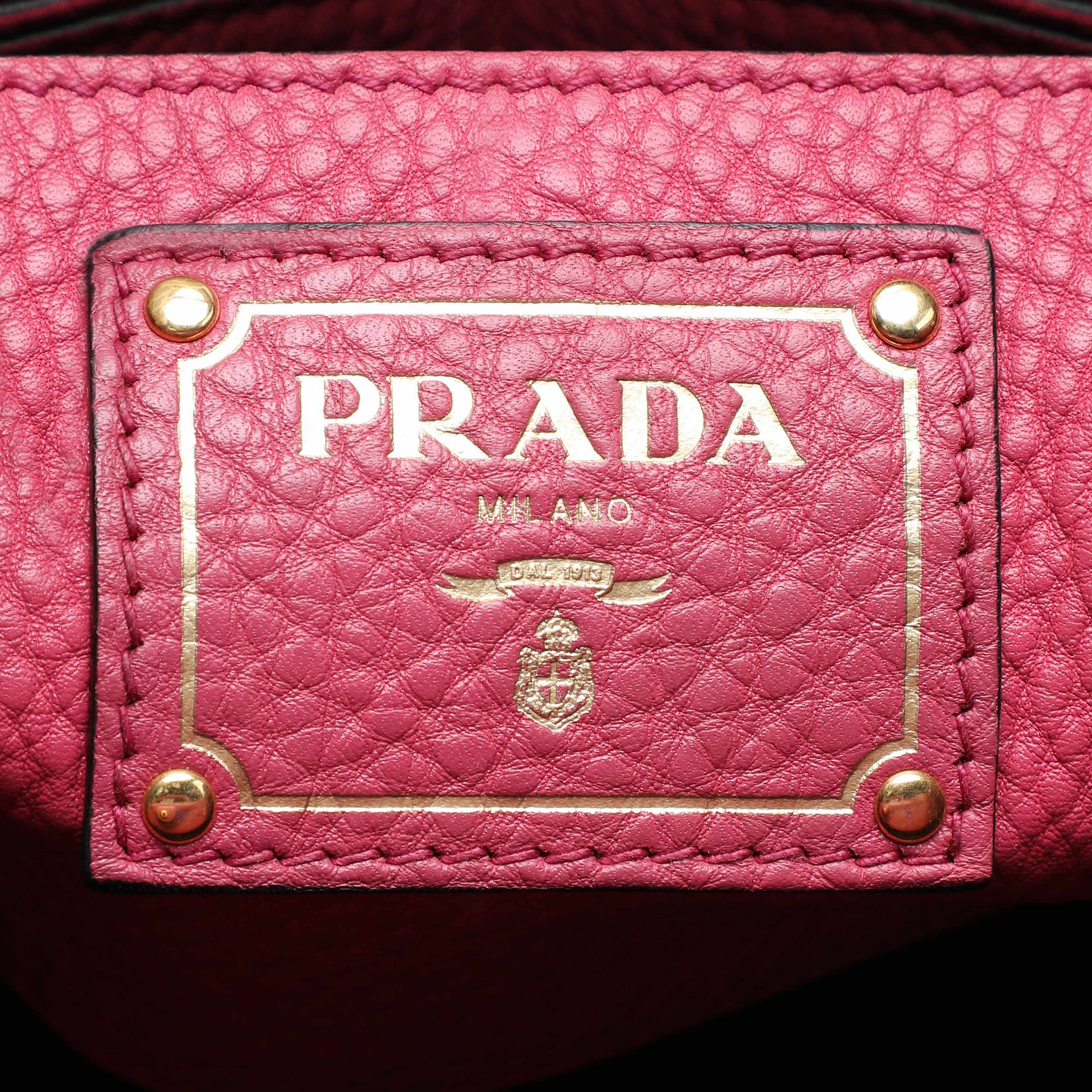 Prada Vitello Daino Open Convertible Tote, från Luxclusif, i färgen hot pink. Klicka för att öppna bilden i stort format