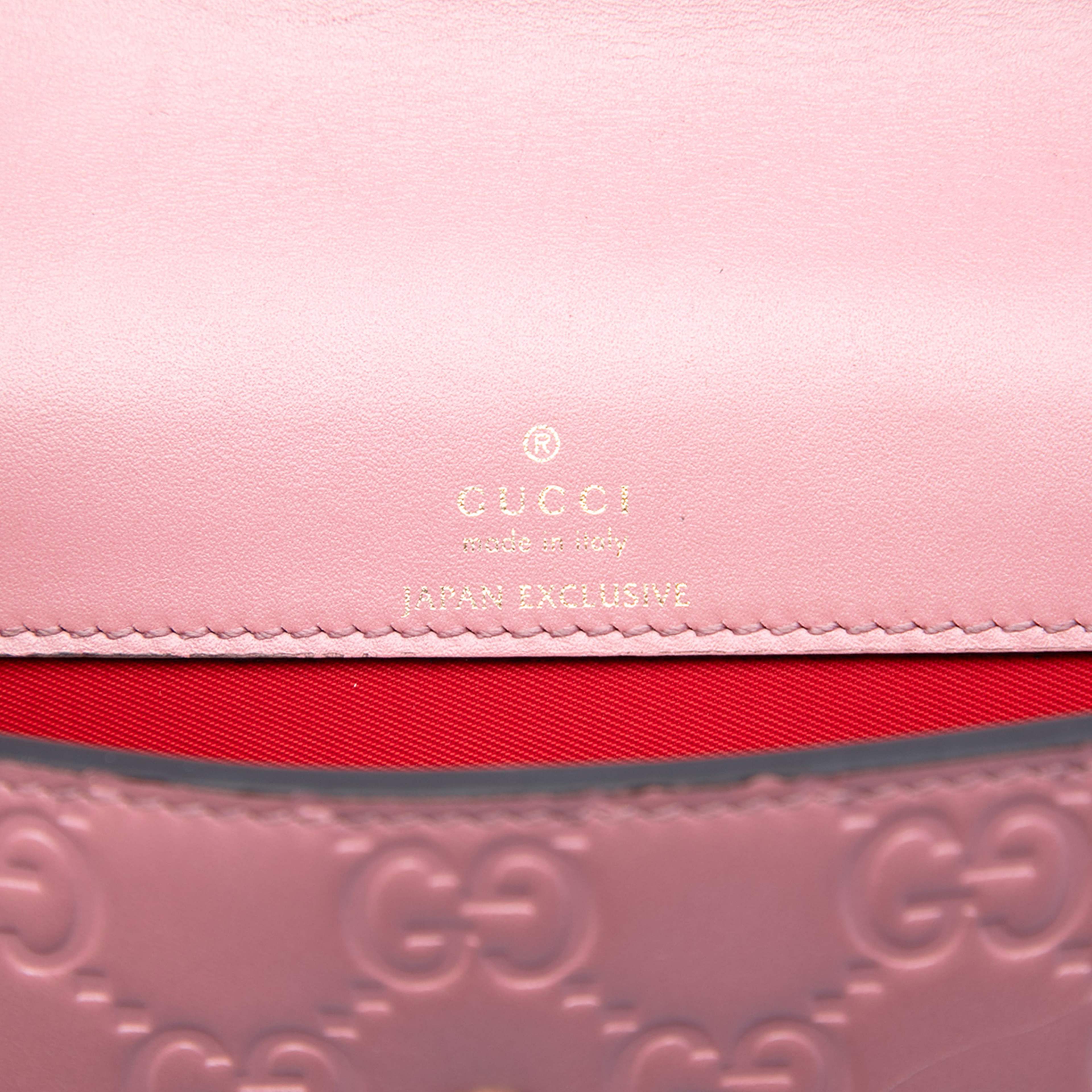 Gucci Mini Guccissima Cherry Crossbody, från Luxclusif, i färgen rosa. Klicka för att öppna bilden i stort format