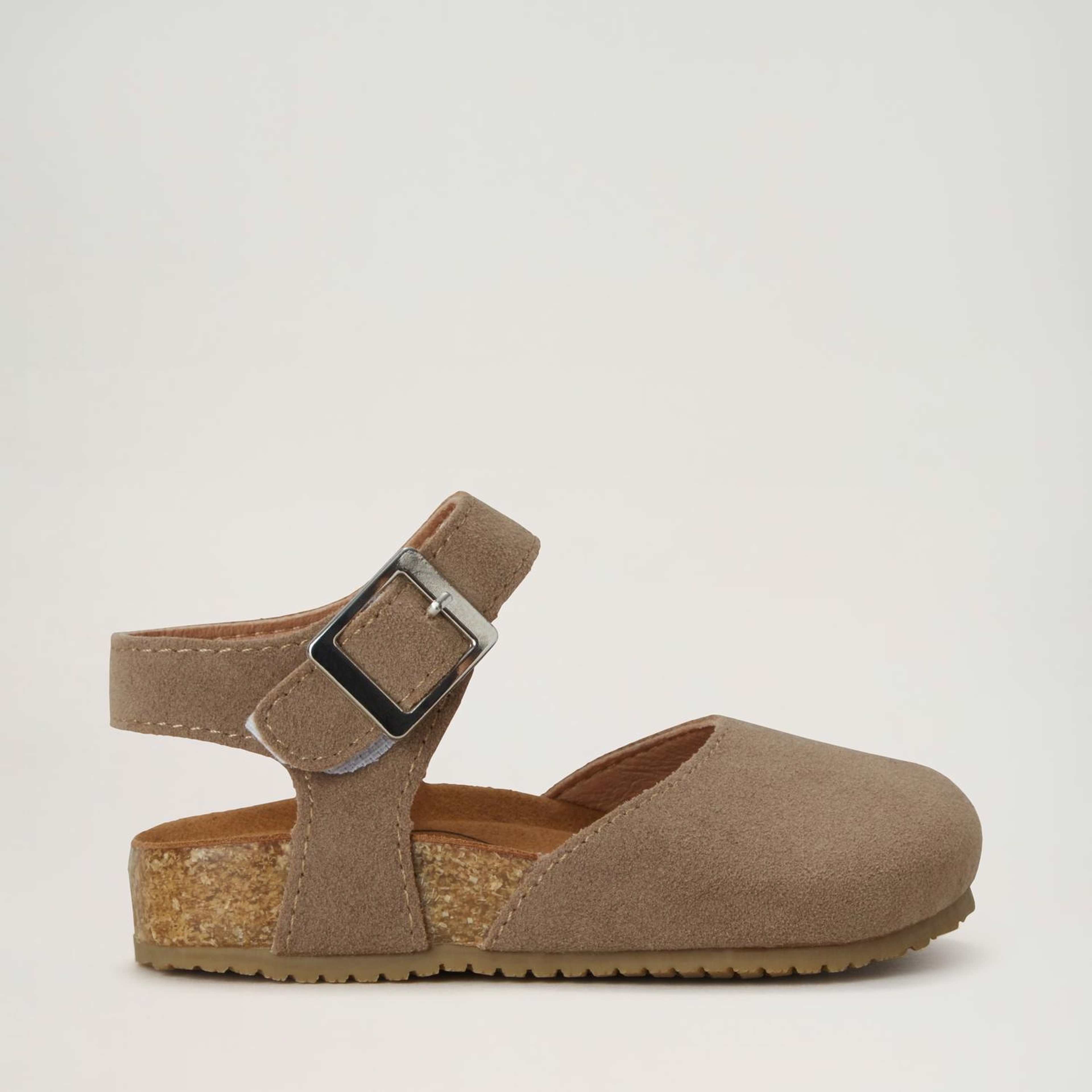 Astrid Sandal, från BabyMocs, i färgen beige. Klicka för att öppna bilden i stort format