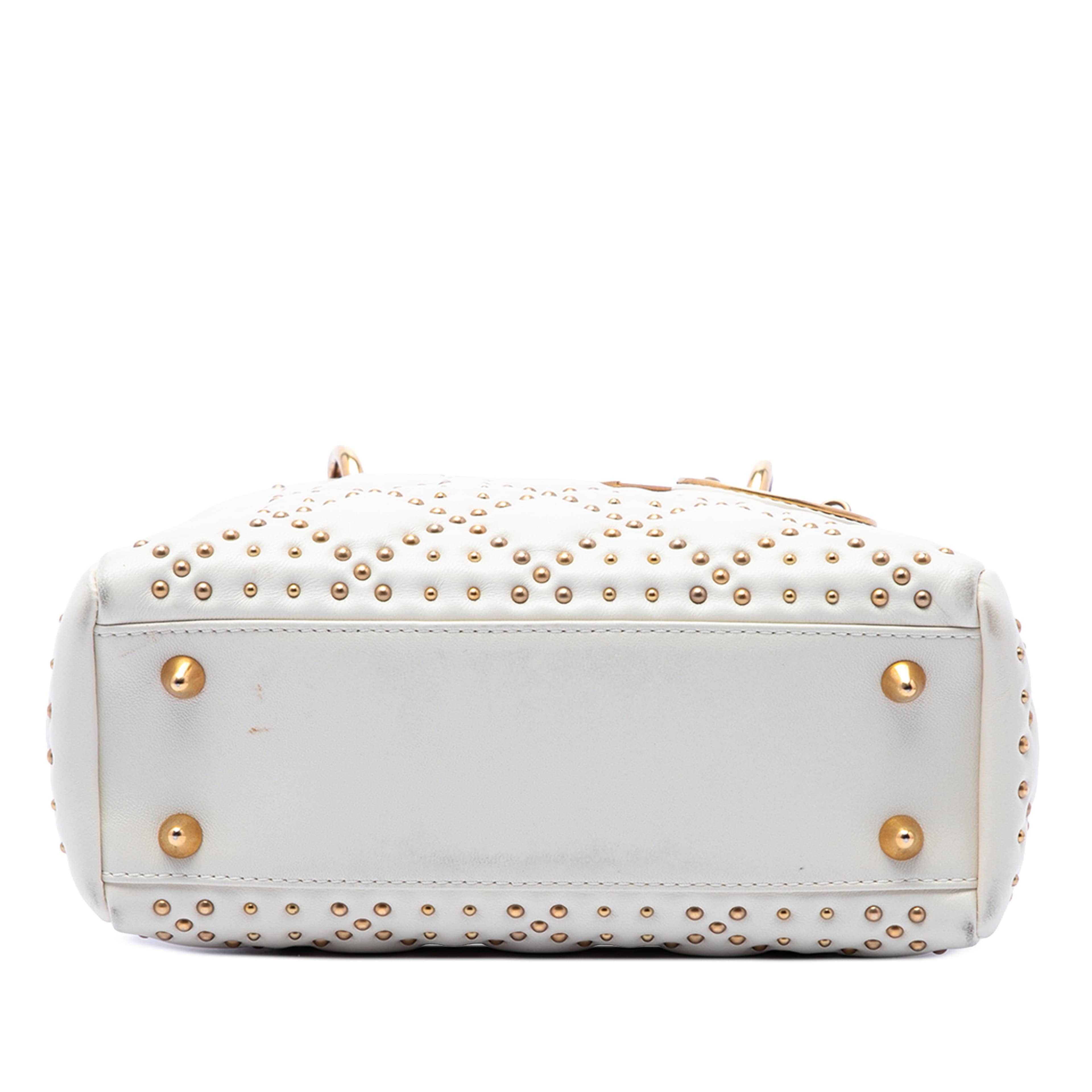 Dior Small Lambskin Cannage Studded Supple Lady Dior, från Luxclusif, i färgen vit. Klicka för att öppna bilden i stort format