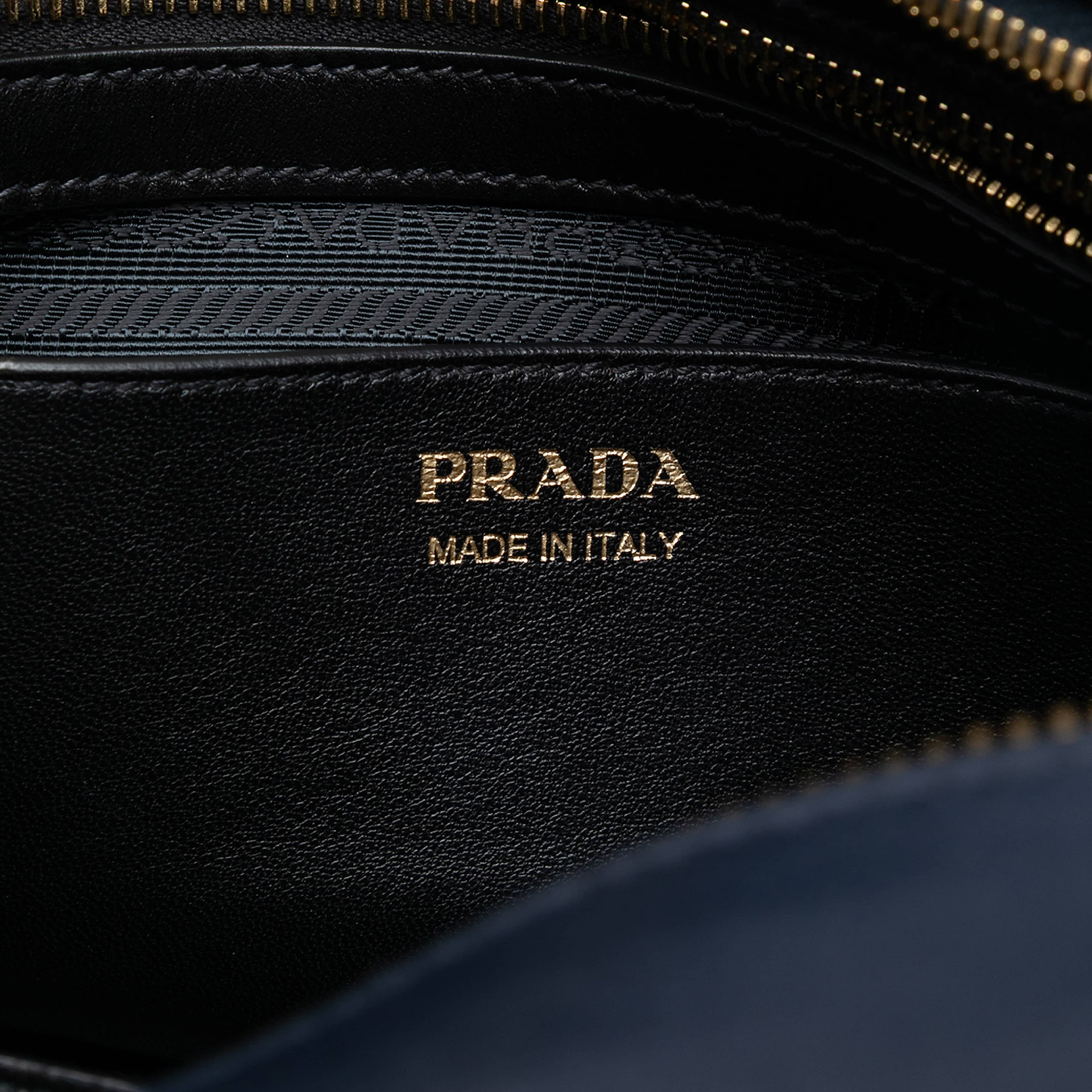 Prada Medium Saffiano Trimmed City Calf Greca Esplanade Satchel, från Luxclusif, i färgen navy. Klicka för att öppna bilden i stort format