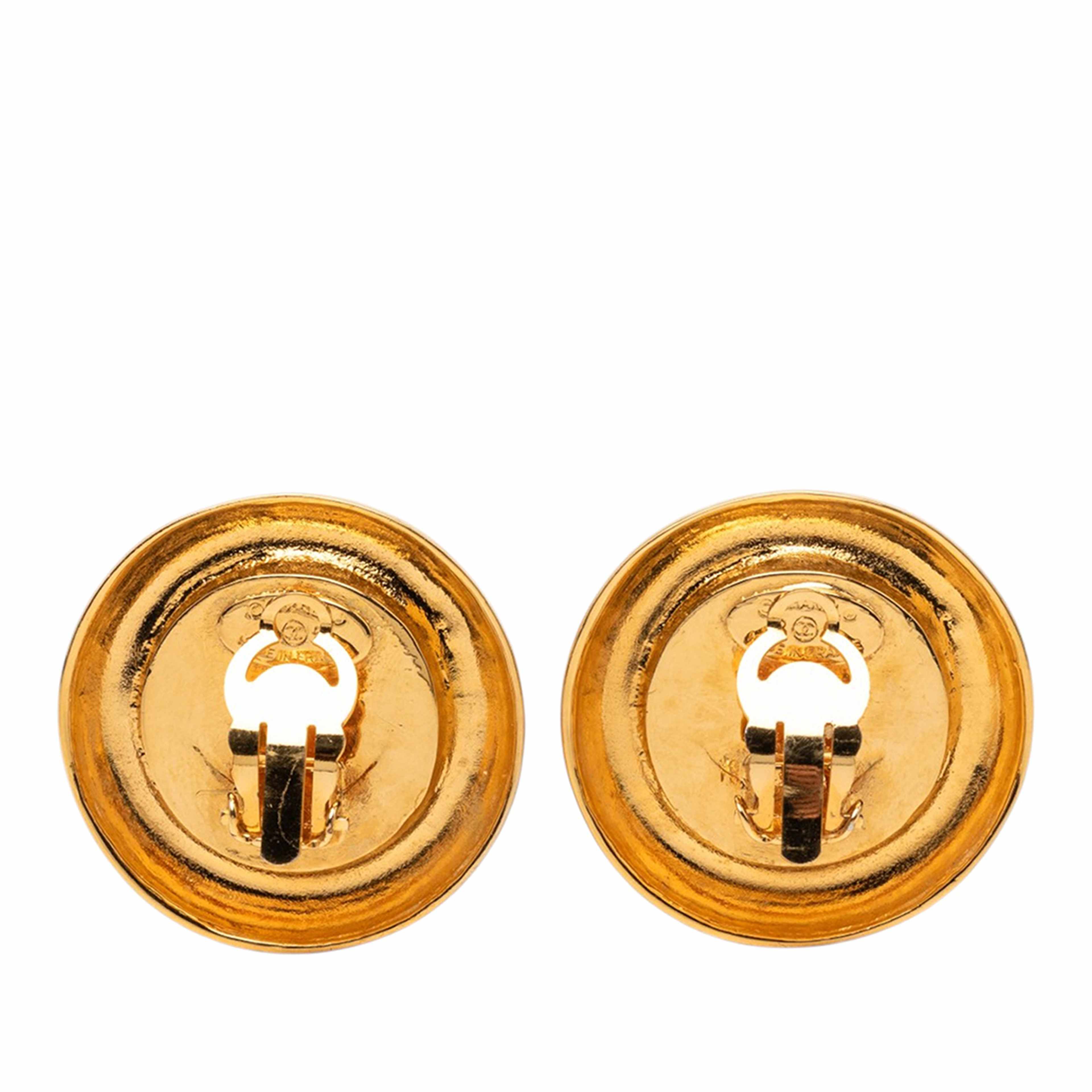 Chanel Gold Plated Faux Pearl 31 Rue Cambon Clip On Earrings, från Luxclusif, i färgen gold. Klicka för att öppna bilden i stort format