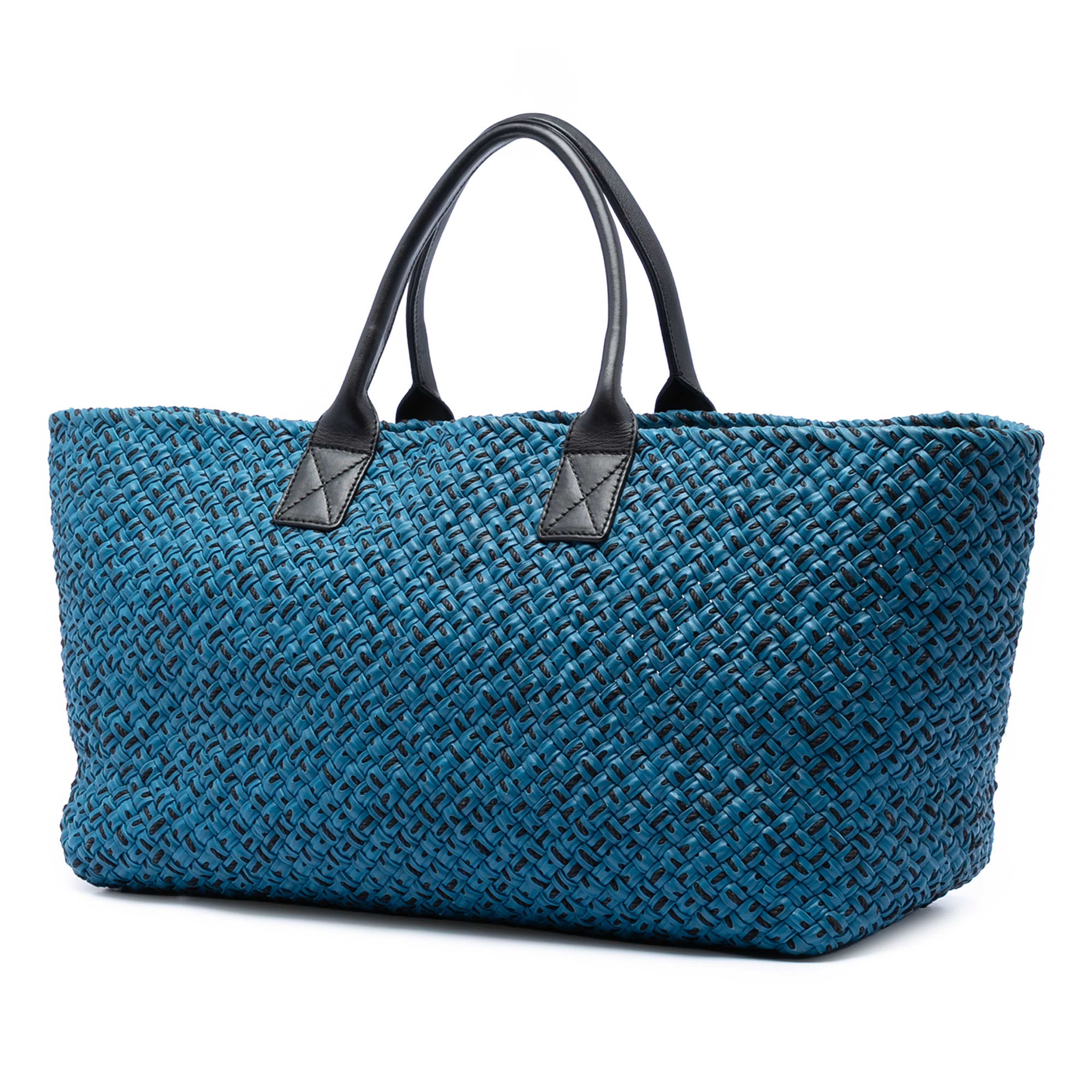 Bottega Veneta Large Lambskin Intreccio Cabat Tote, från Luxclusif, i färgen blå. Klicka för att öppna bilden i stort format