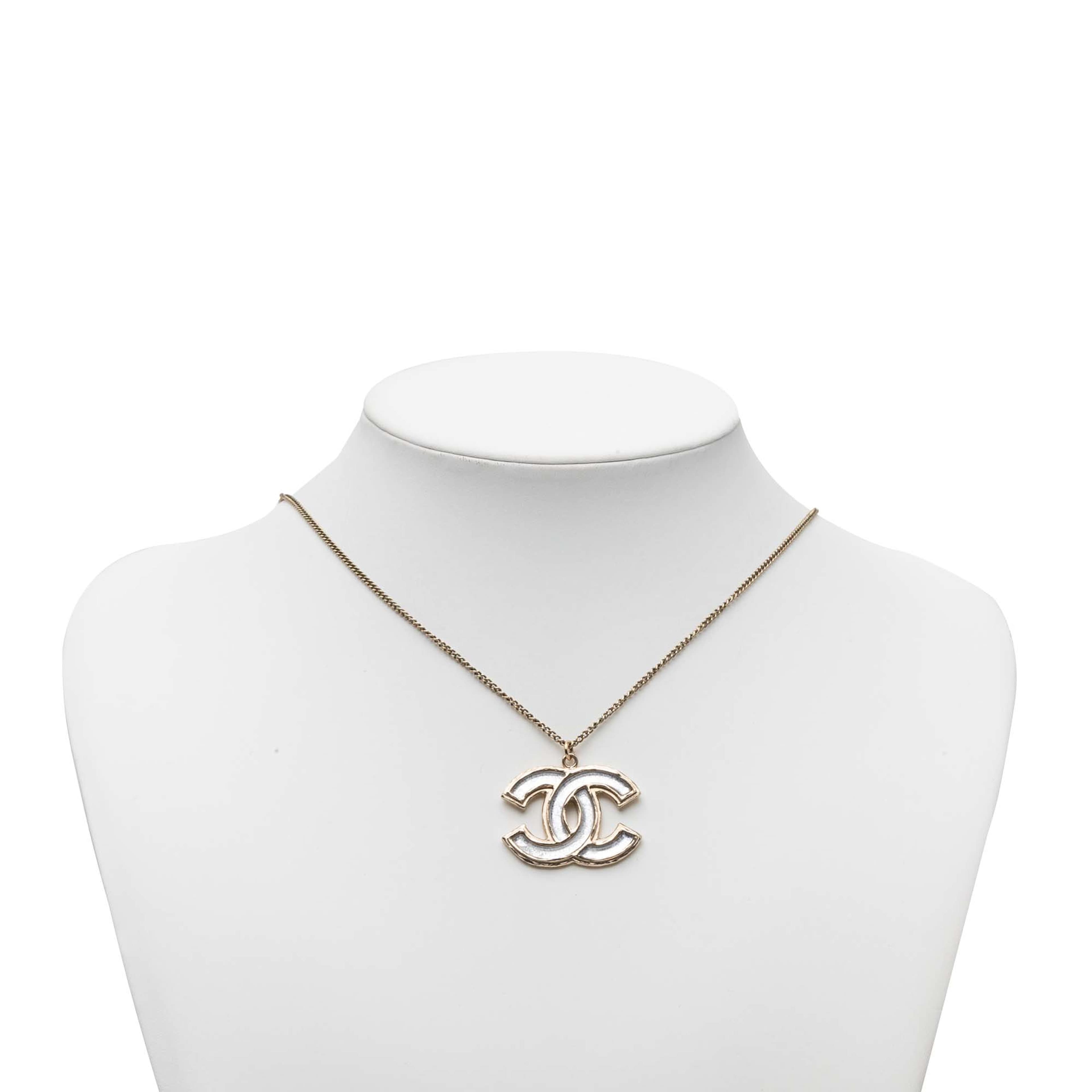 Chanel Cc Gold Plated Resin Pendant Necklace, från Luxclusif, i färgen gold. Klicka för att öppna bilden i stort format