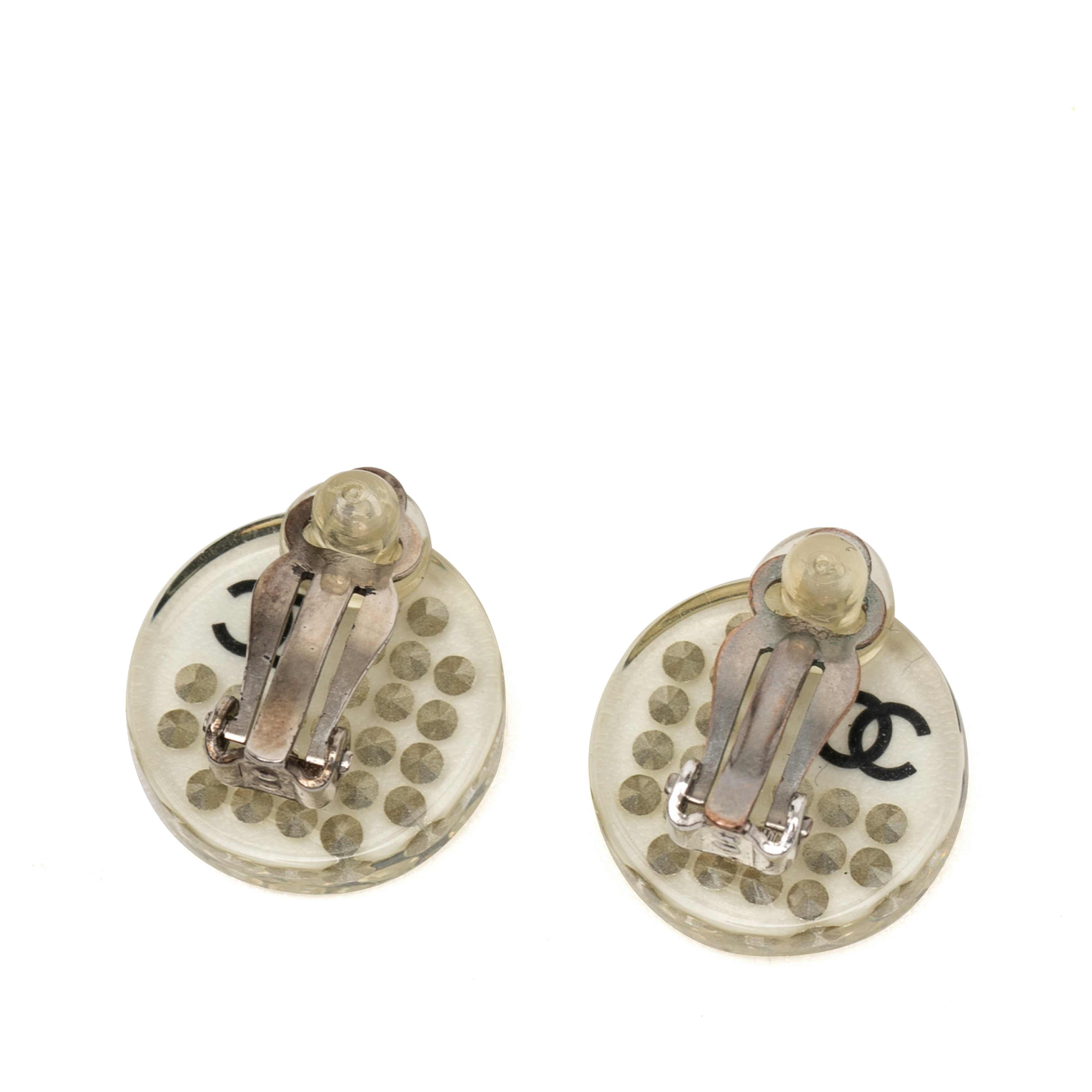 Chanel Cc Resin Crystal Button Clip On Earrings, från Luxclusif, i färgen white. Klicka för att öppna bilden i stort format