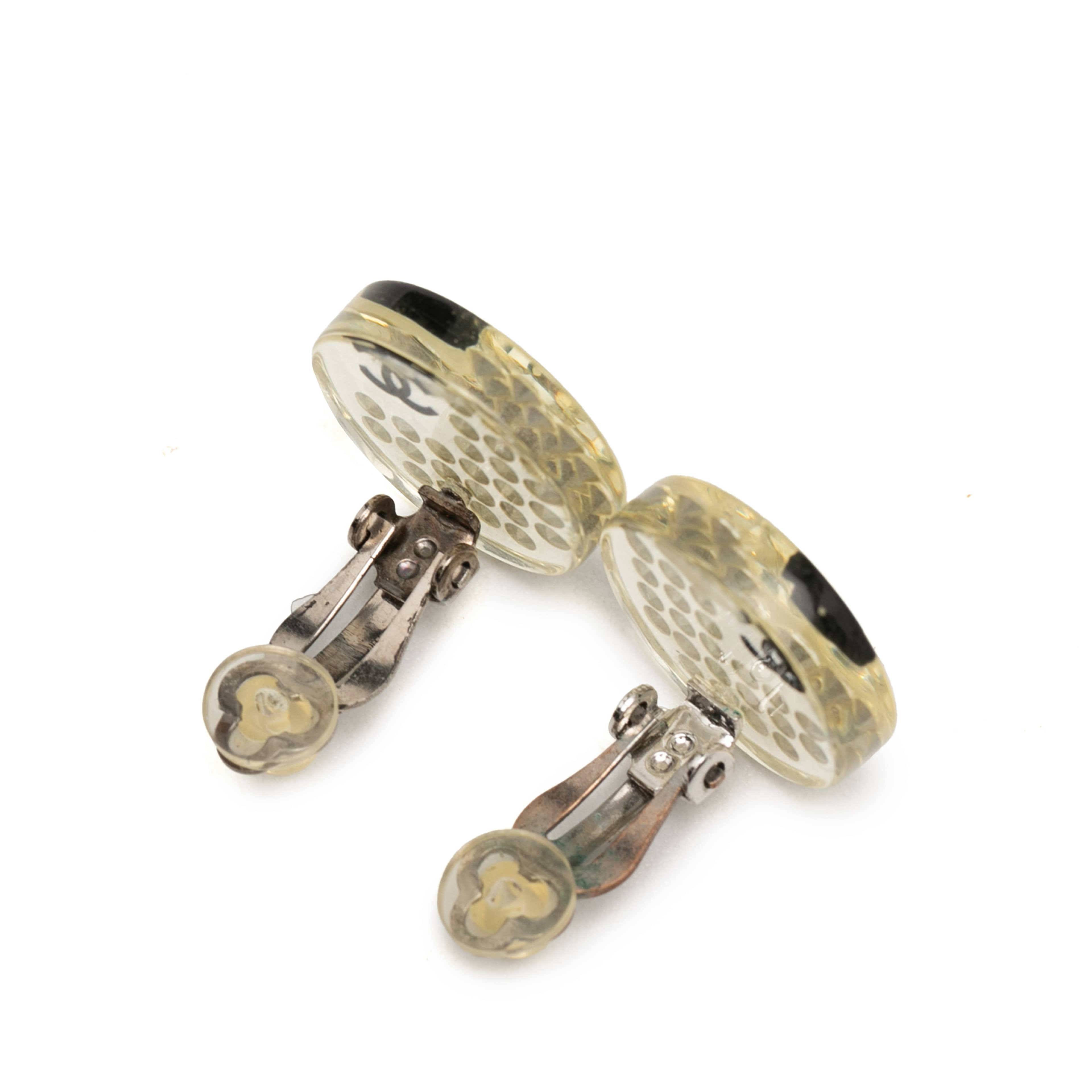 Chanel Cc Resin Crystal Button Clip On Earrings, från Luxclusif, i färgen white. Klicka för att öppna bilden i stort format