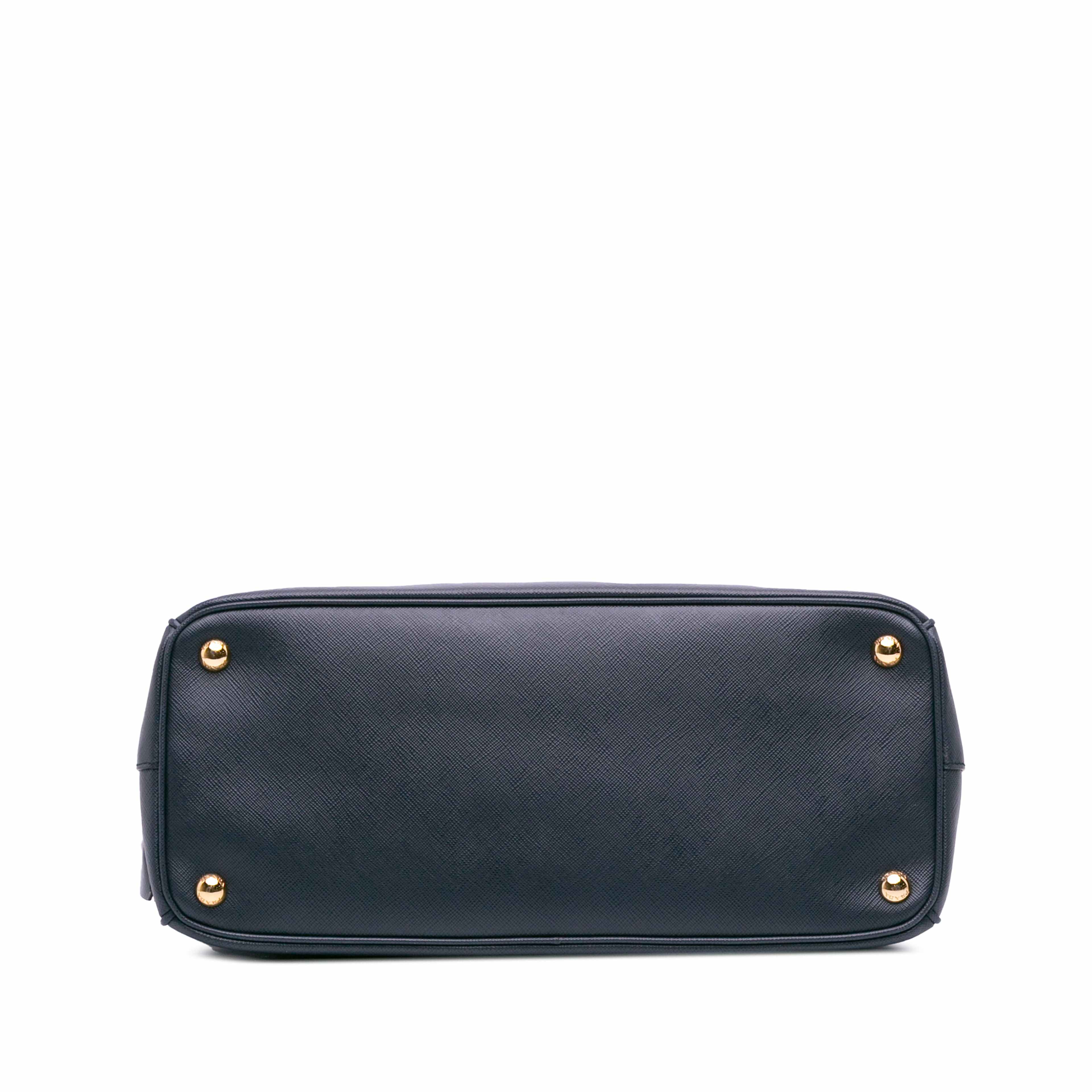 Prada Saffiano Lux Parabole Tote, från Luxclusif, i färgen navy.