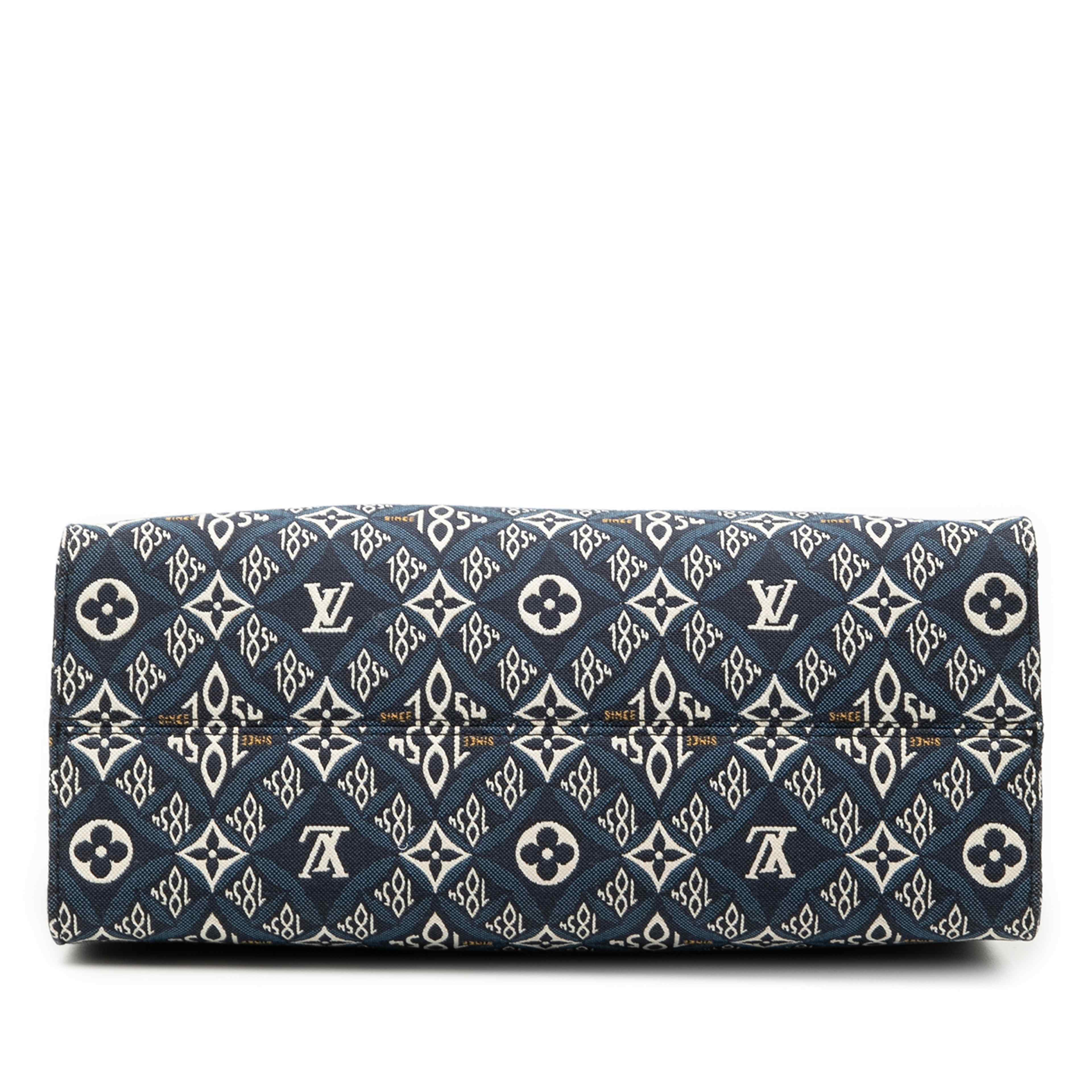 Louis Vuitton Monogram Jacquard Since 1854 Onthego Mm, från Luxclusif, i färgen navy. Klicka för att öppna bilden i stort format