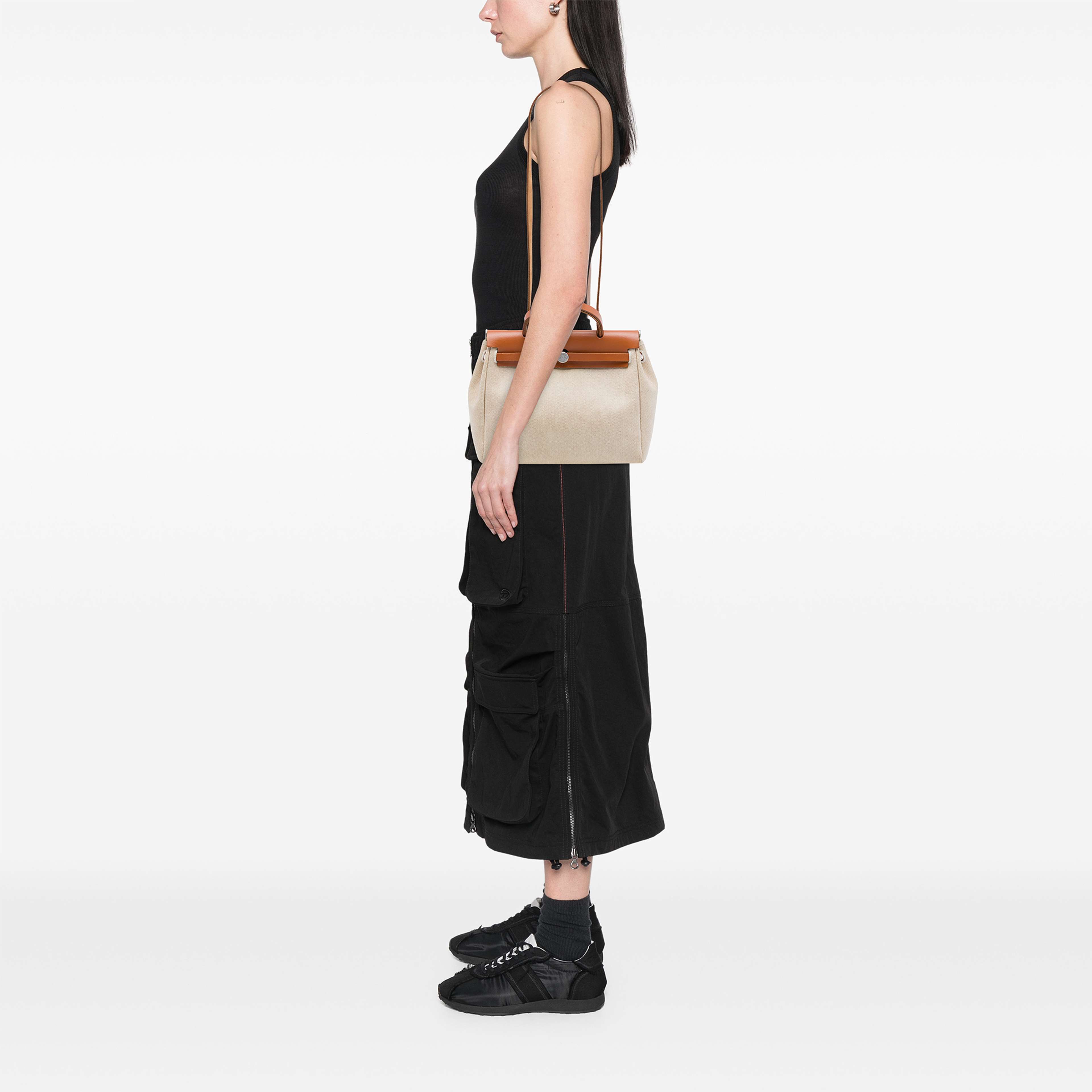 Hermès Toile Herbag Pm, från Luxclusif, i färgen beige. Klicka för att öppna bilden i stort format