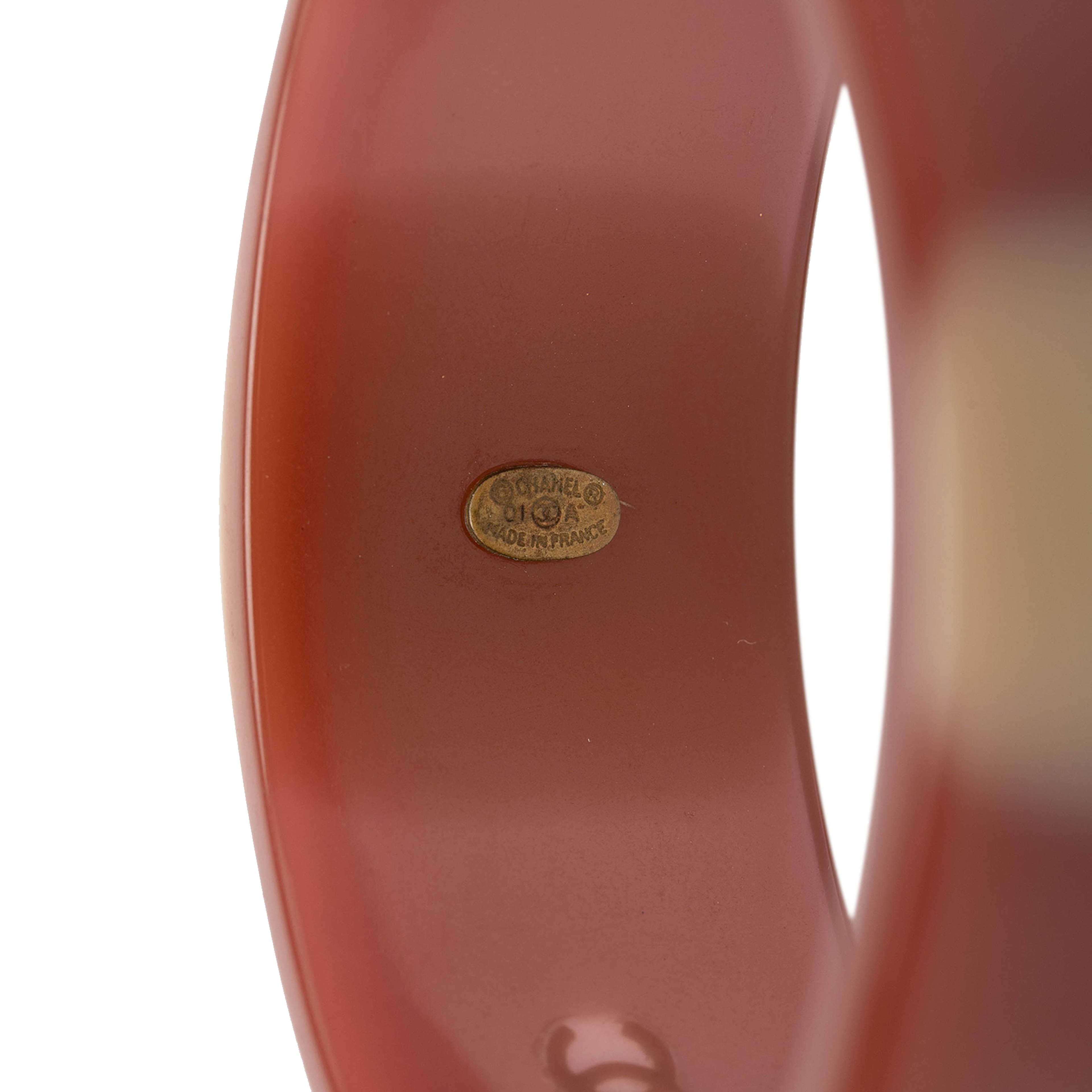 Chanel Cc Resin Bangle, från Luxclusif, i färgen burgundy. Klicka för att öppna bilden i stort format
