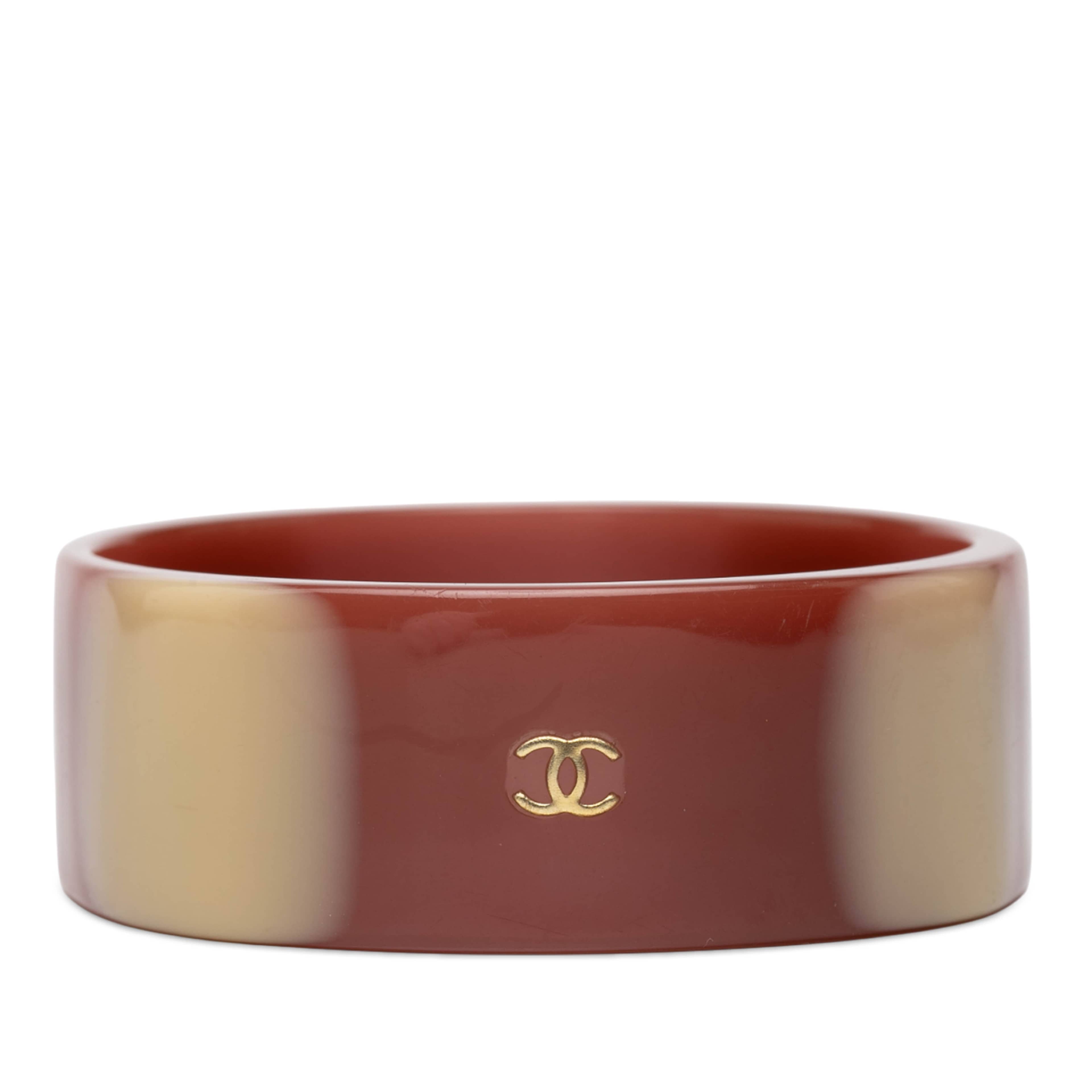 Chanel Cc Resin Bangle, från Luxclusif, i färgen burgundy. Klicka för att öppna bilden i stort format