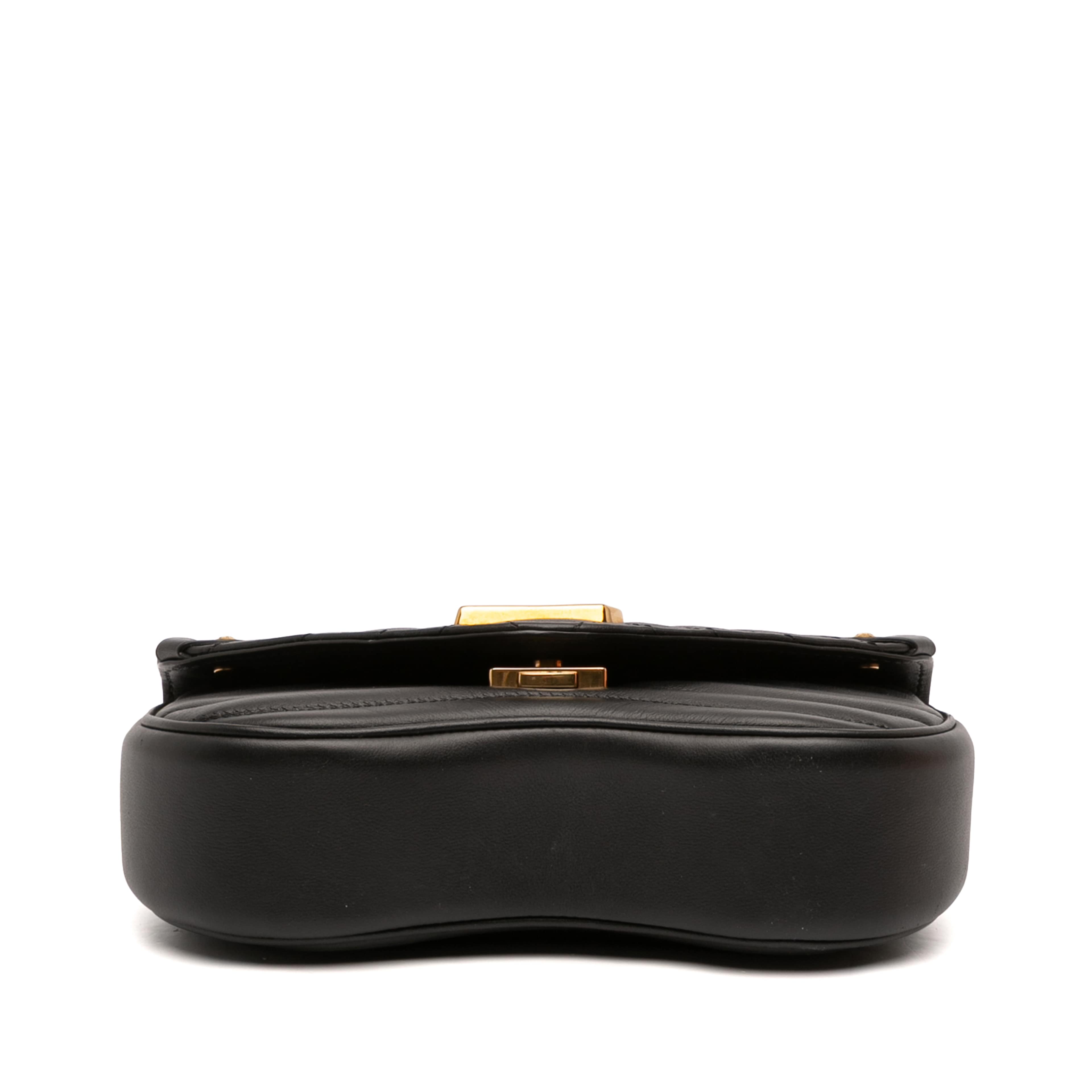 Louis Vuitton New Wave Chain Bag Pm, från Luxclusif, i färgen svart. Klicka för att öppna bilden i stort format