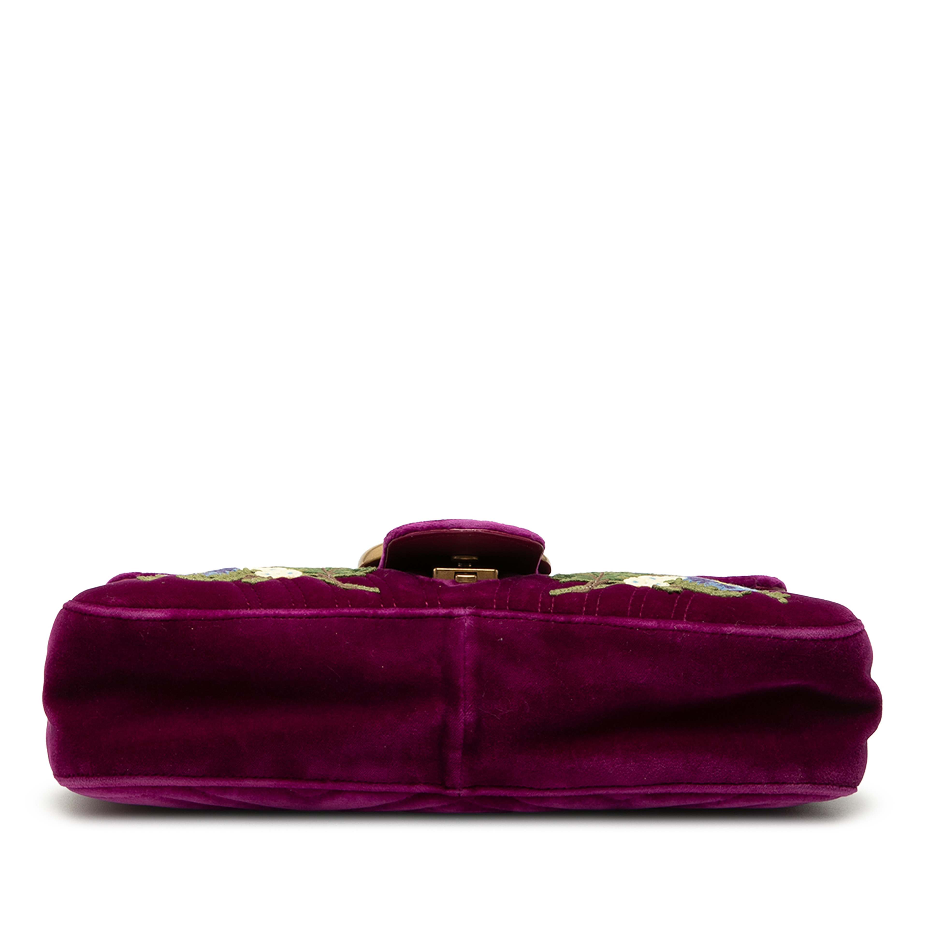Gucci Large Gg Marmont Embroidered Matelasse Velvet Loved Flap Crossbody, från Luxclusif, i färgen magenta. Klicka för att öppna bilden i stort format