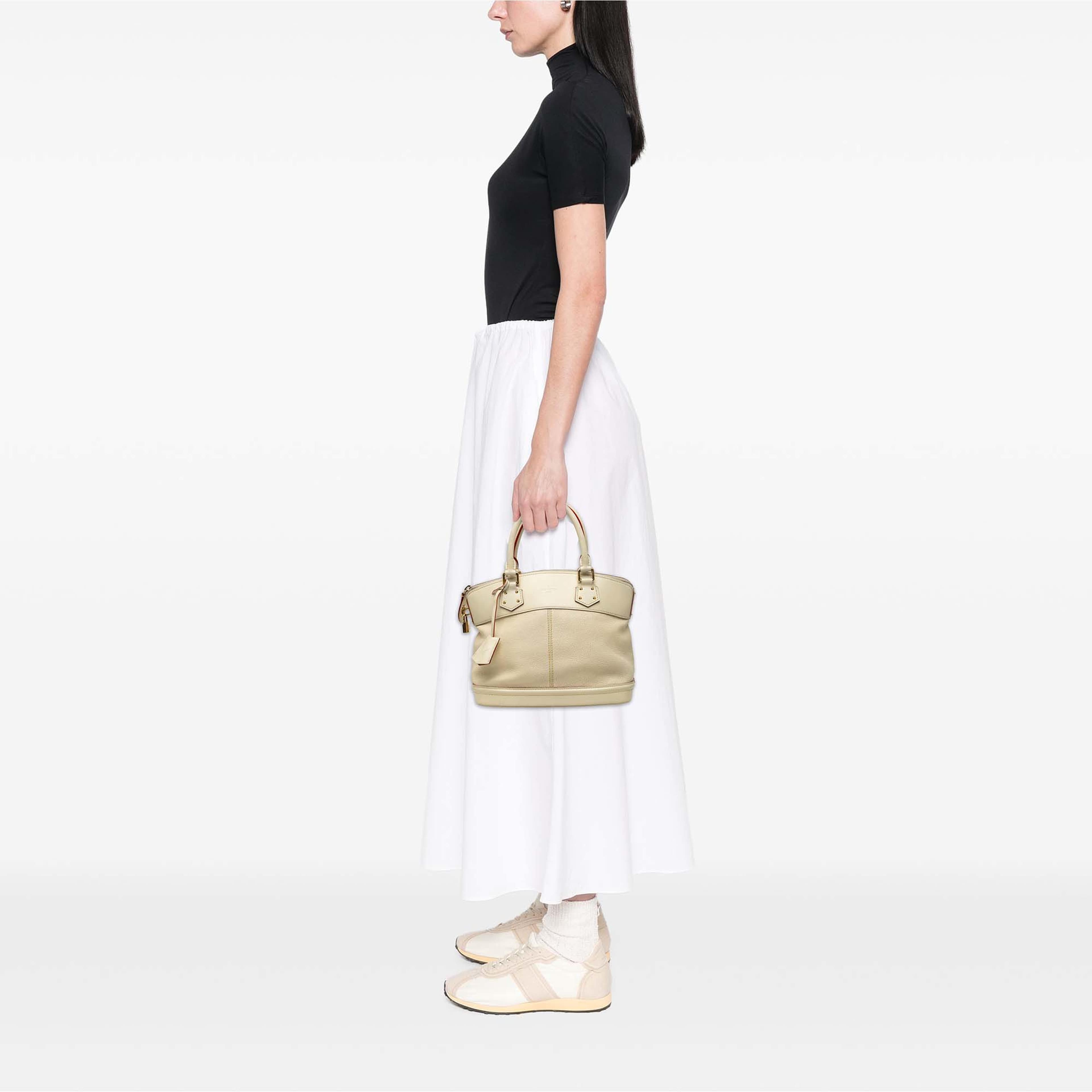 Louis Vuitton Suhali Lockit Pm, från Luxclusif, i färgen vit. Klicka för att öppna bilden i stort format