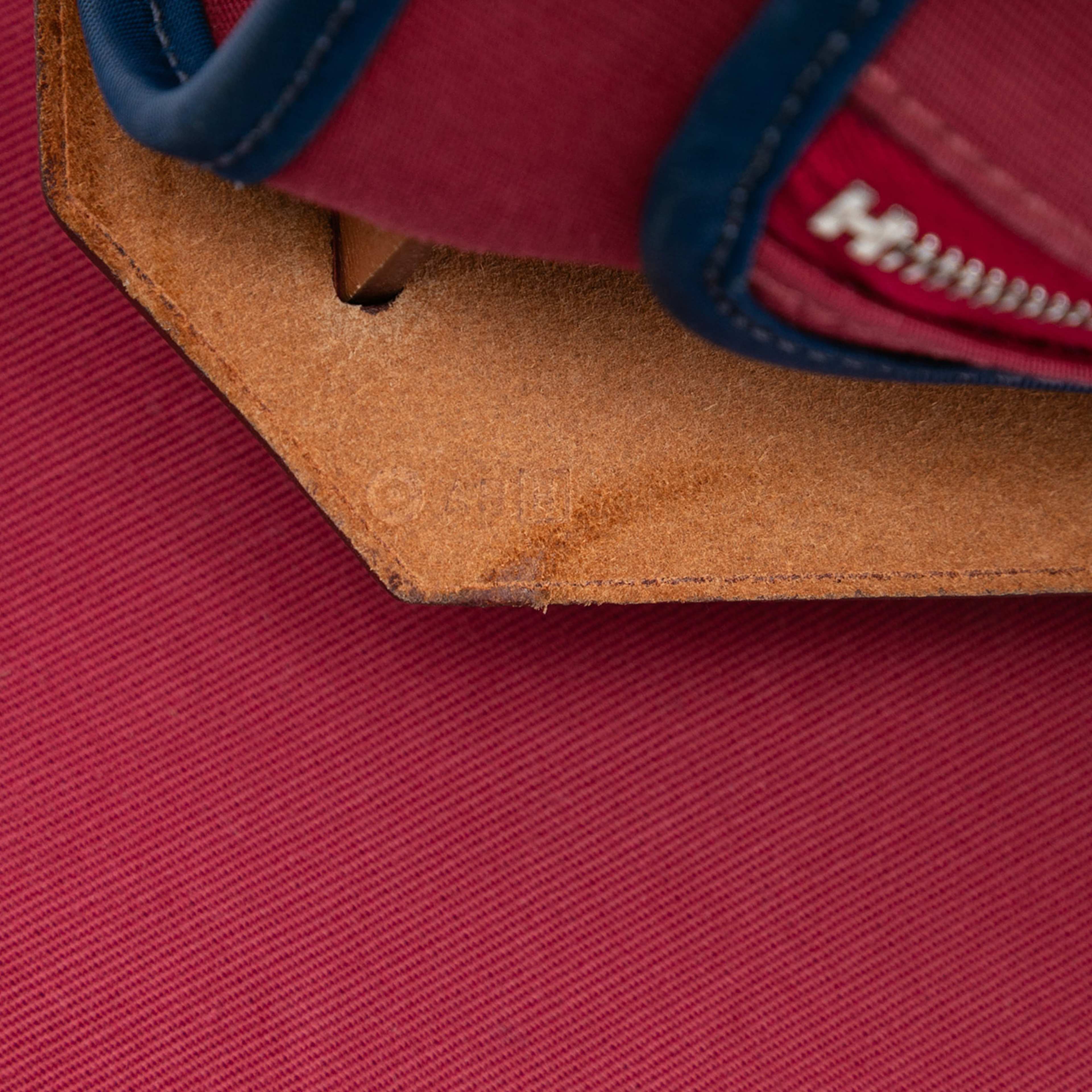 Hermès Toile Herbag Zip 31 Satchel, från Luxclusif, i färgen red. Klicka för att öppna bilden i stort format