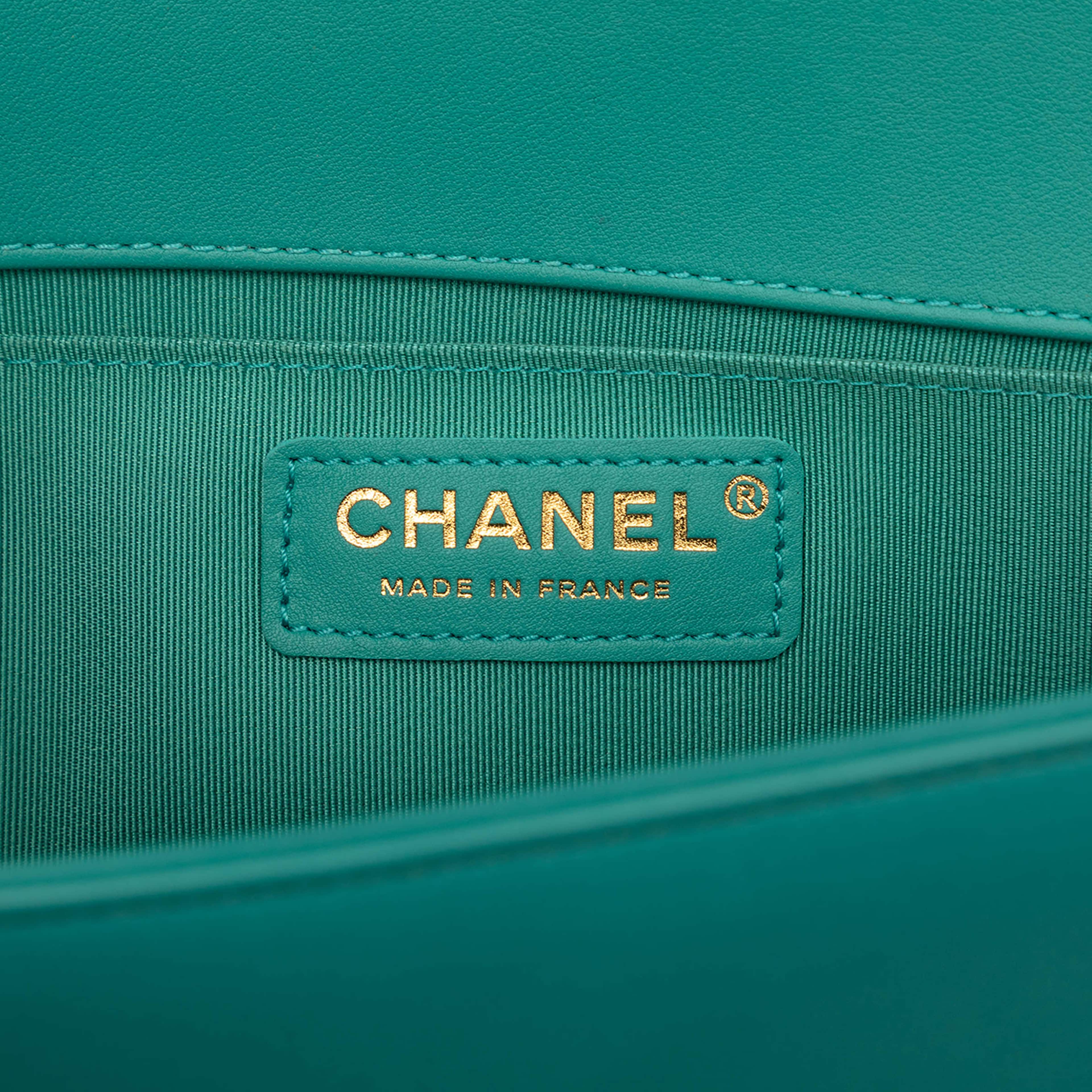 Chanel Old Medium Quilted Lambskin Boy Flap, från Luxclusif, i färgen turquoise. Klicka för att öppna bilden i stort format