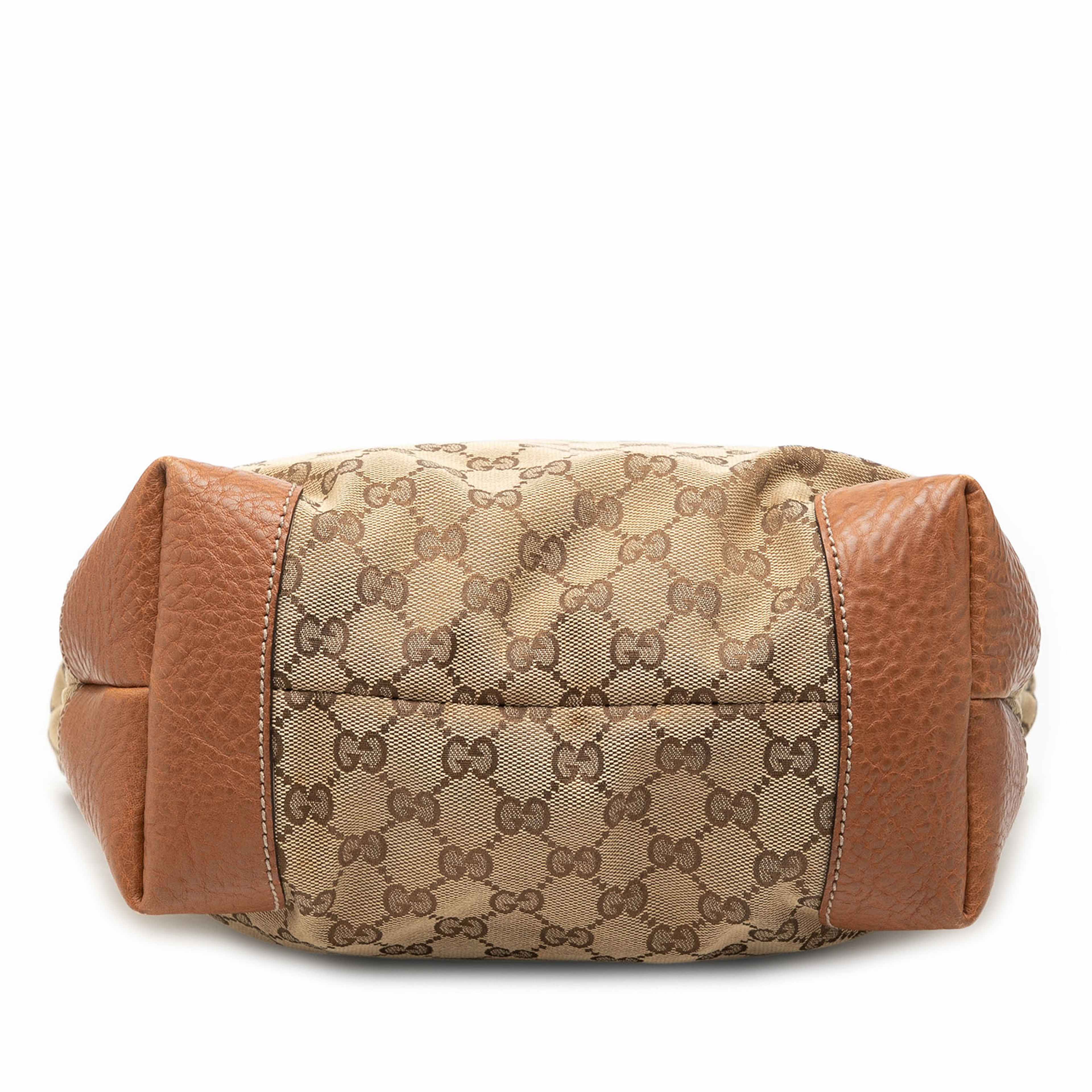 Gucci Medium Gg Canvas Gg Charm Tote, från Luxclusif, i färgen beige. Klicka för att öppna bilden i stort format