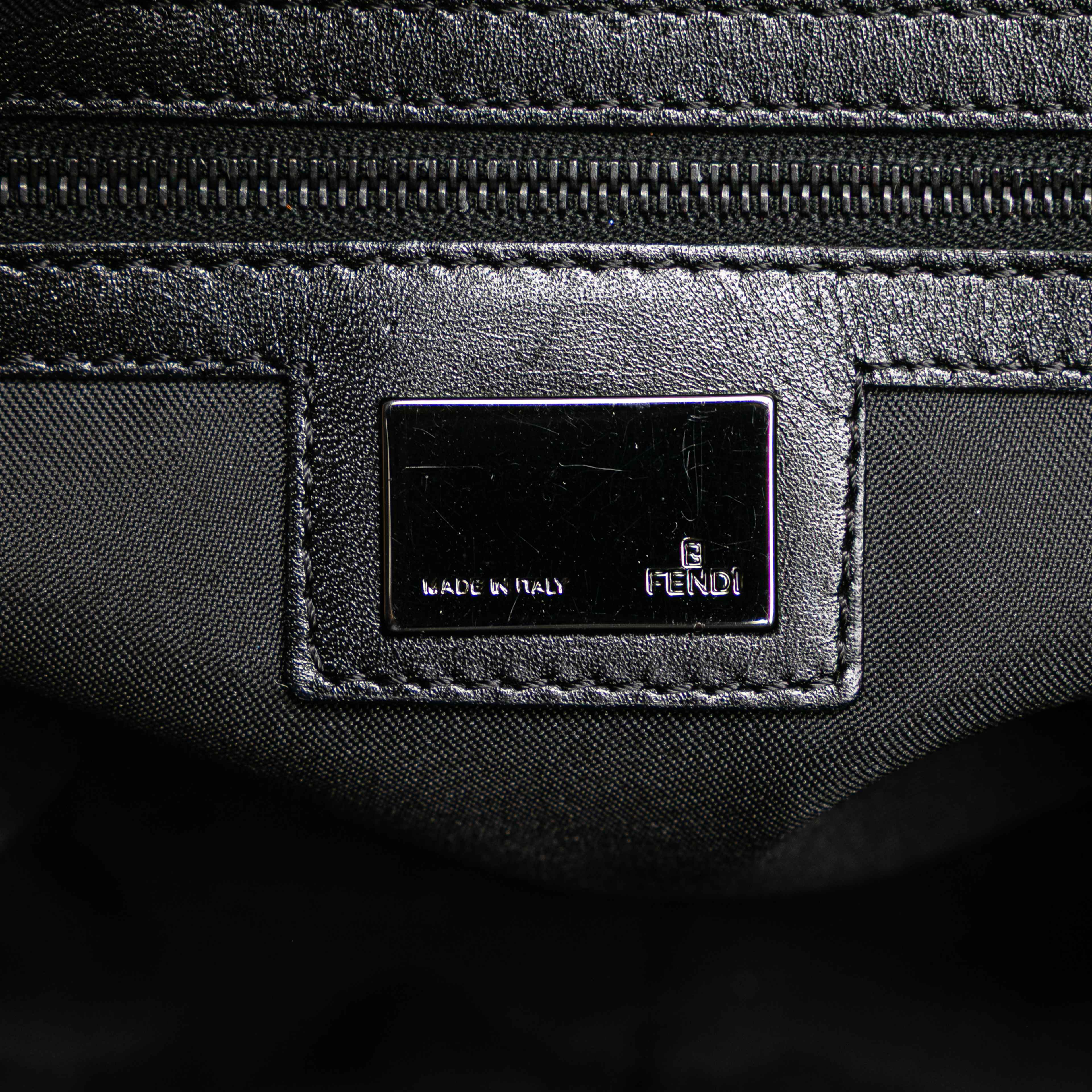 Fendi Zucchino Canvas Crossbody, från Luxclusif, i färgen black. Klicka för att öppna bilden i stort format