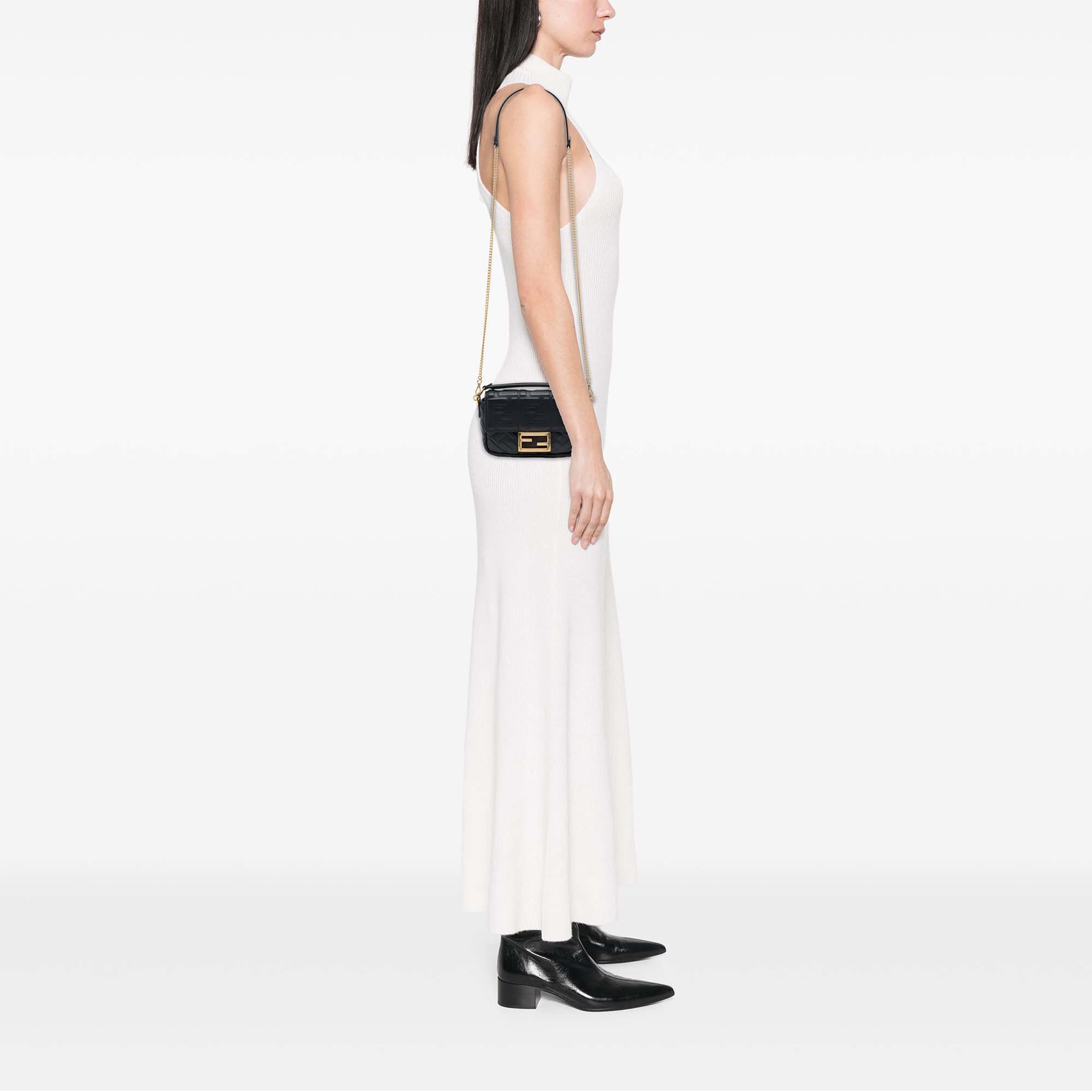 Fendi Mini Zucca Embossed Leather Baguette Satchel, från Luxclusif, i färgen svart. Klicka för att öppna bilden i stort format
