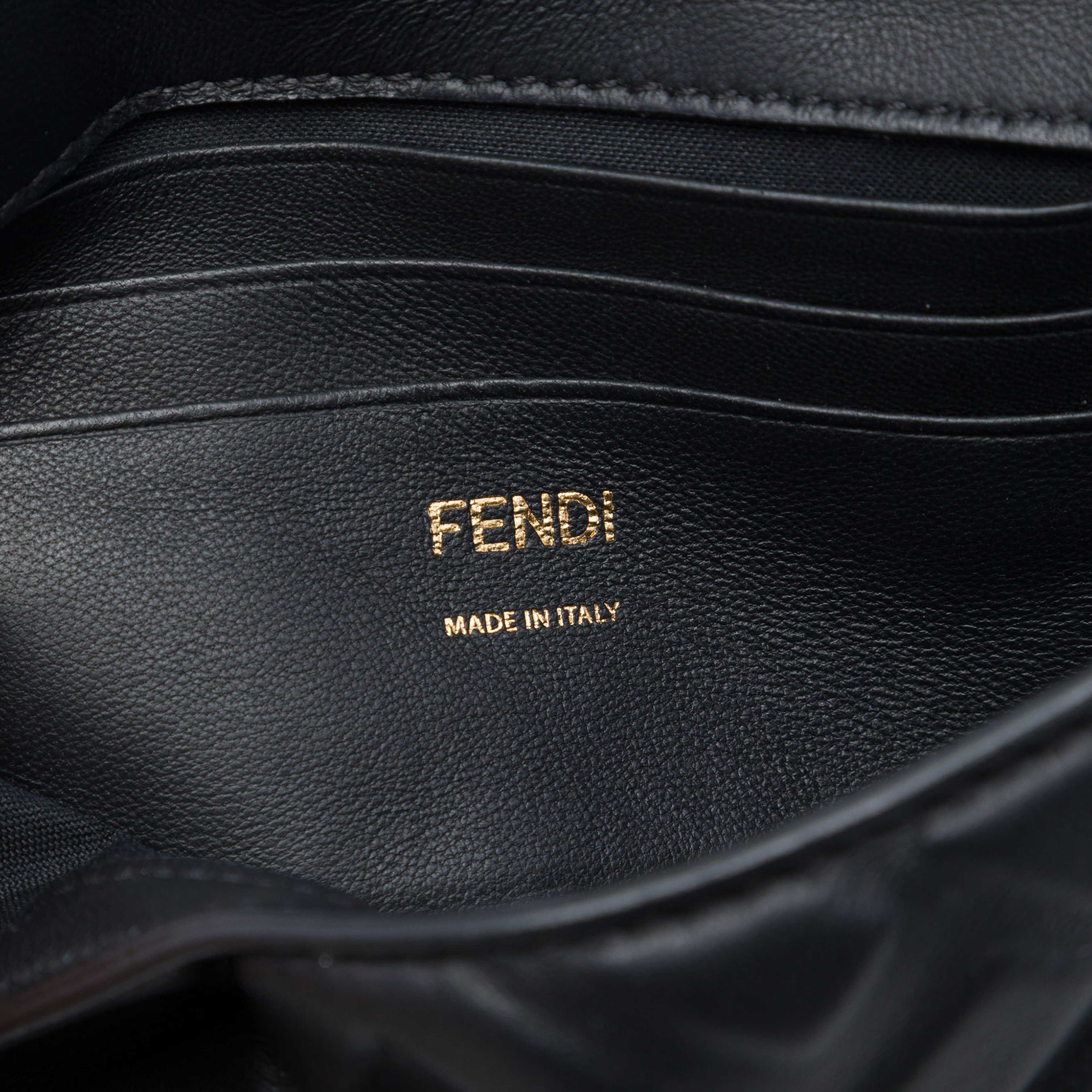 Fendi Mini Zucca Embossed Leather Baguette Satchel, från Luxclusif, i färgen svart. Klicka för att öppna bilden i stort format