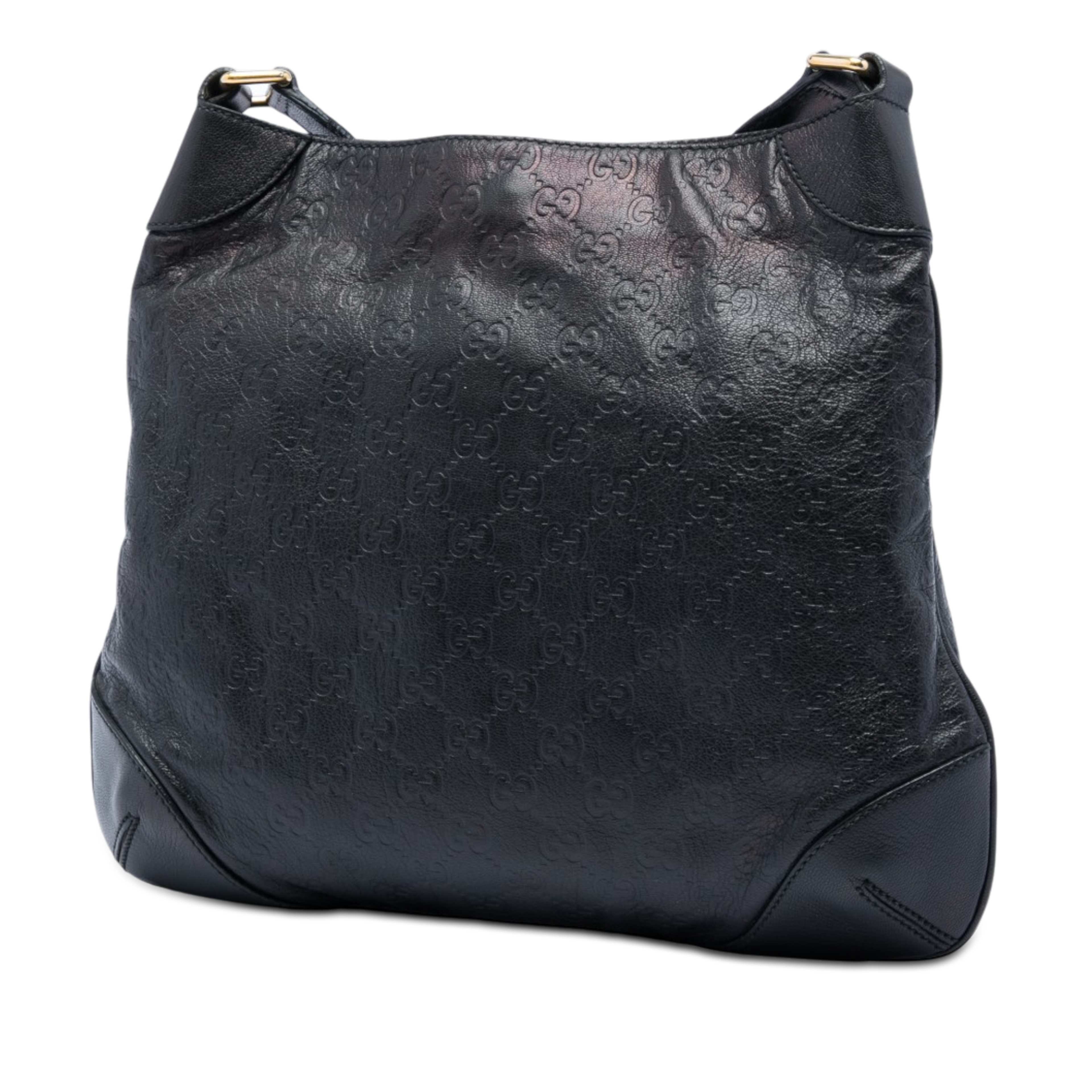 Gucci Guccissima Shoulder Bag, från Luxclusif, i färgen svart. Klicka för att öppna bilden i stort format