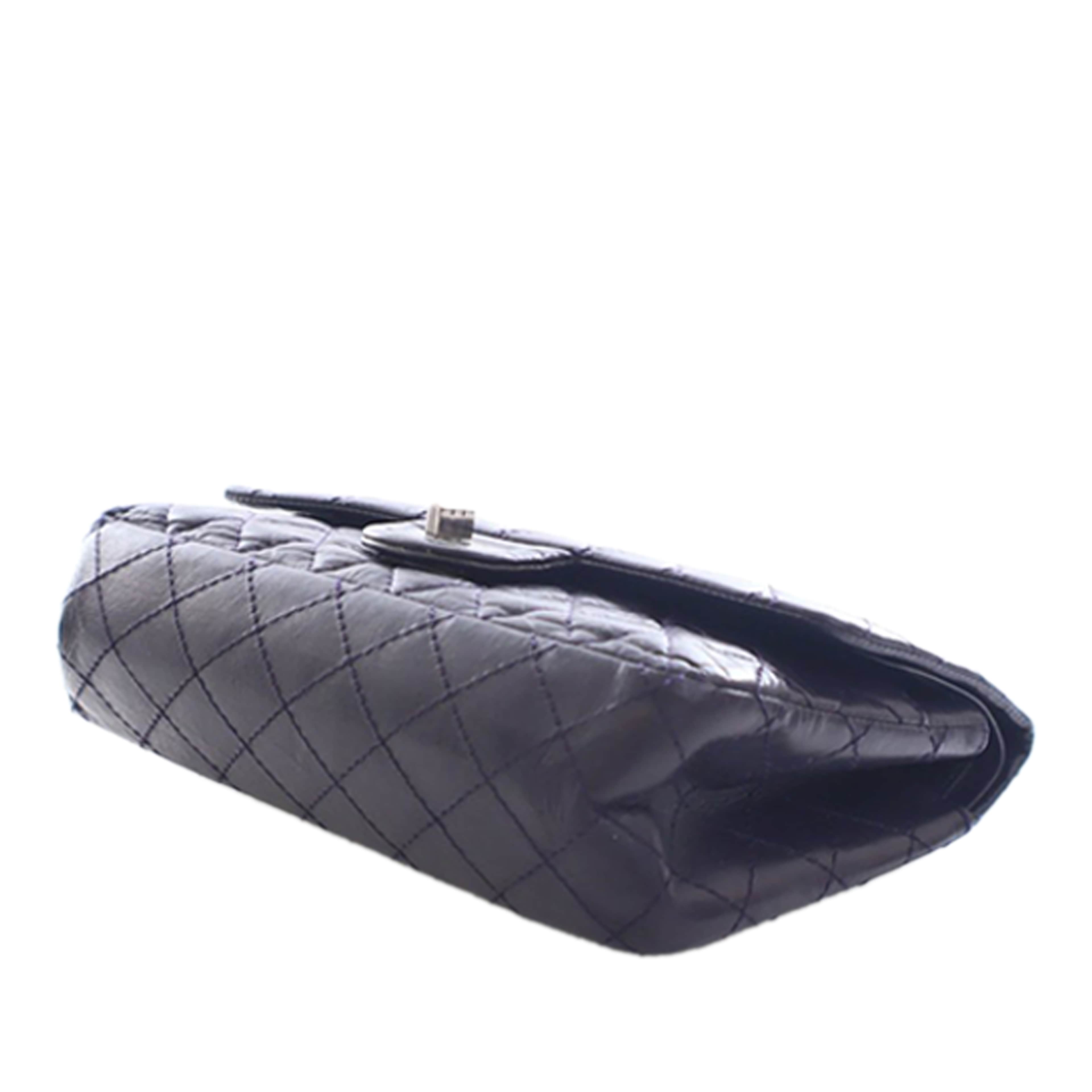 Chanel Quilted Aged Calfskin Reissue 2.55 Double Flap 225, från Luxclusif, i färgen plum. Klicka för att öppna bilden i stort format