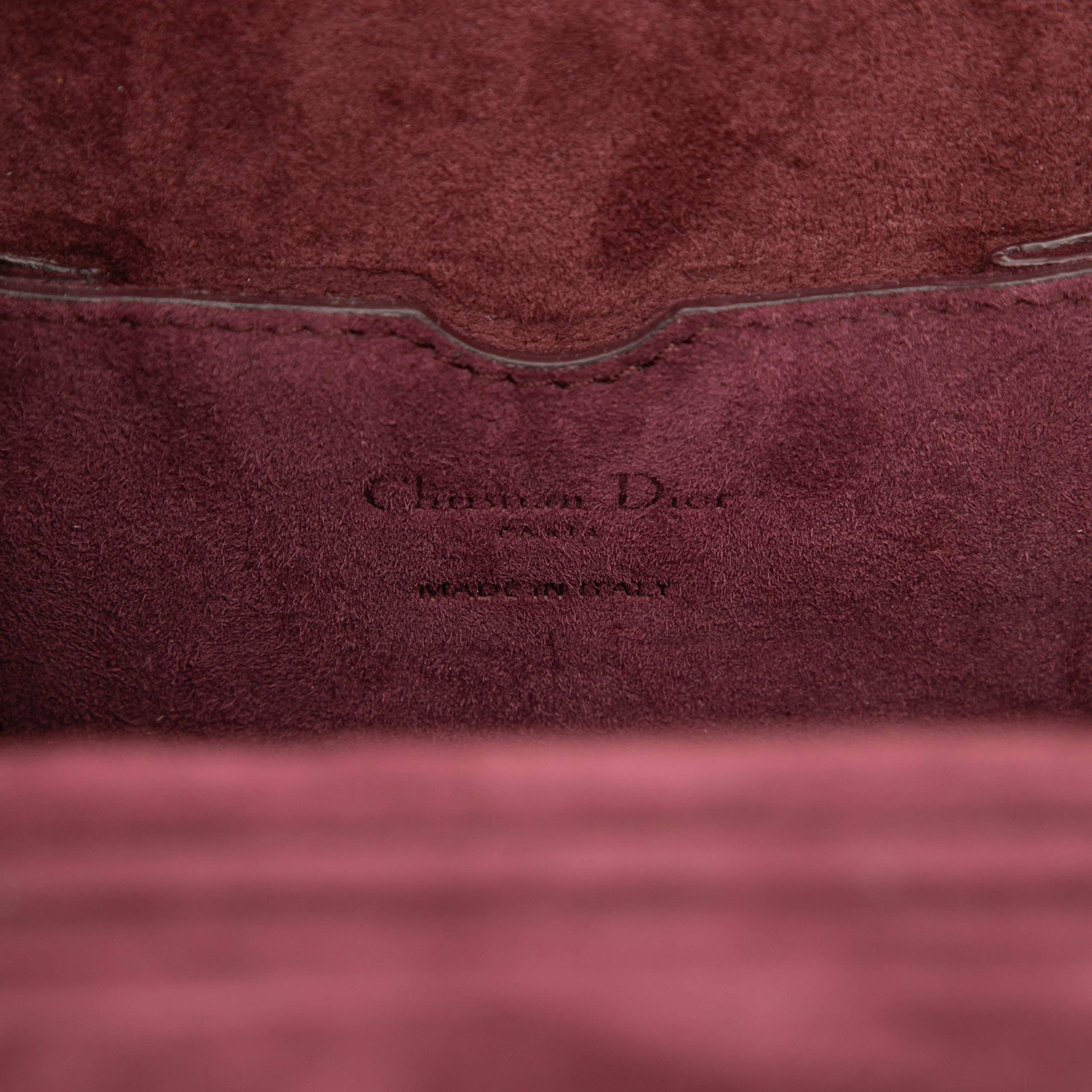 Dior Lambskin Dioraddict Lockbox Crossbody, från Luxclusif, i färgen burgundy. Klicka för att öppna bilden i stort format